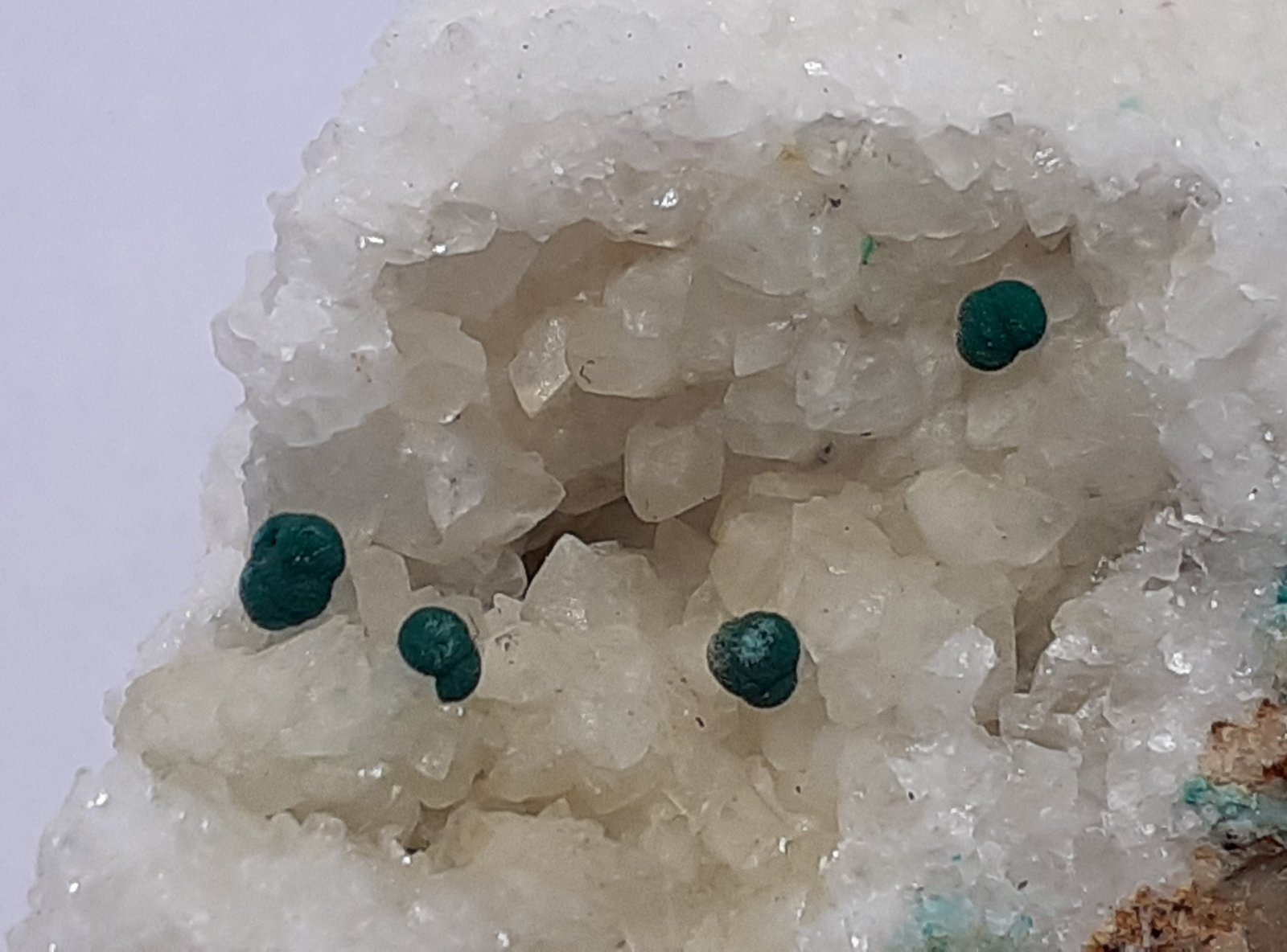 Malachite, Calcite
FoV 2,5 x 2 cm
(Autor: Volkmar Stingl)