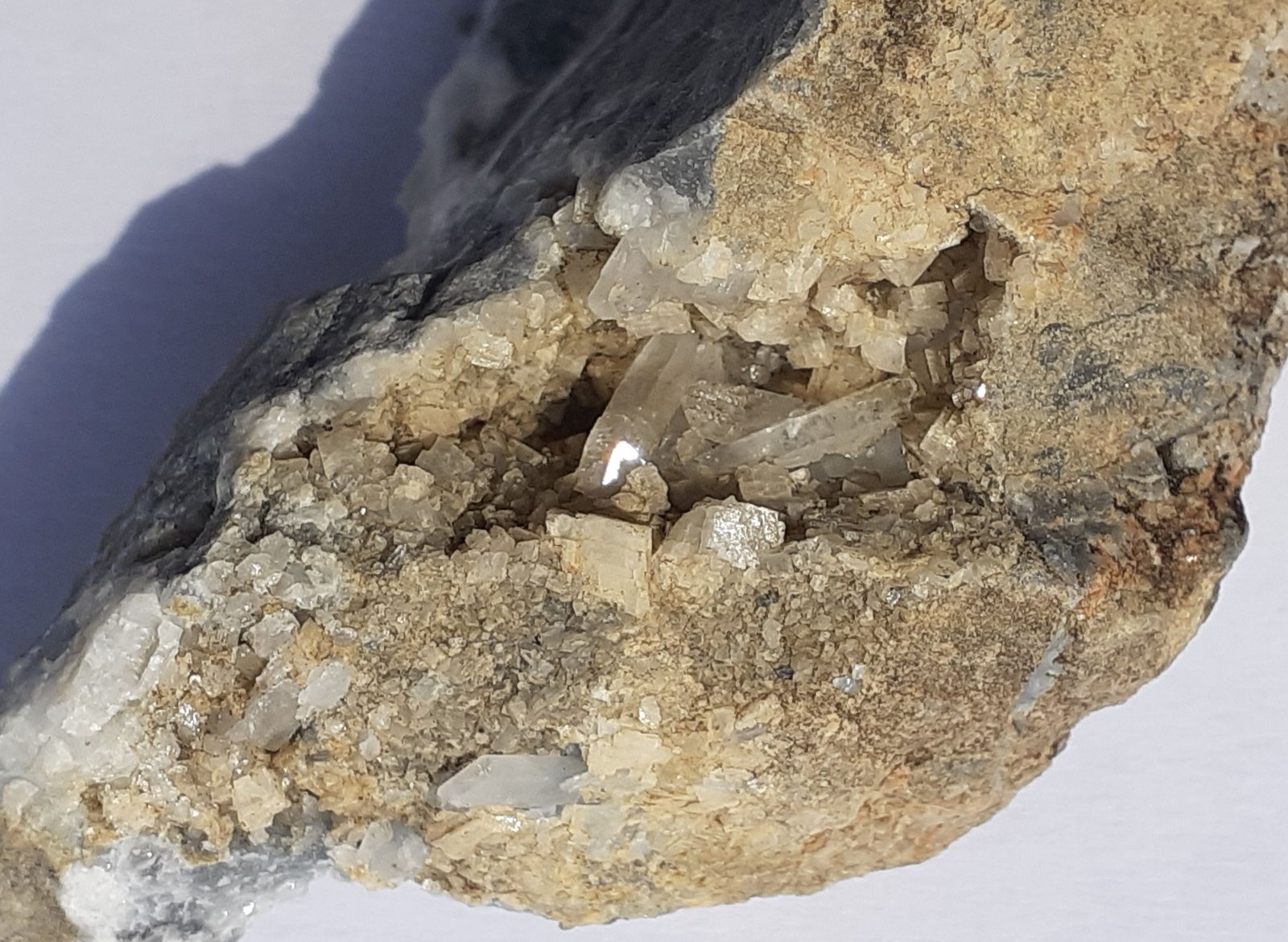 Quartz, Dolomite, Calcite
Size of the druse 2,5 x 1 cm
(Autor: Volkmar Stingl)