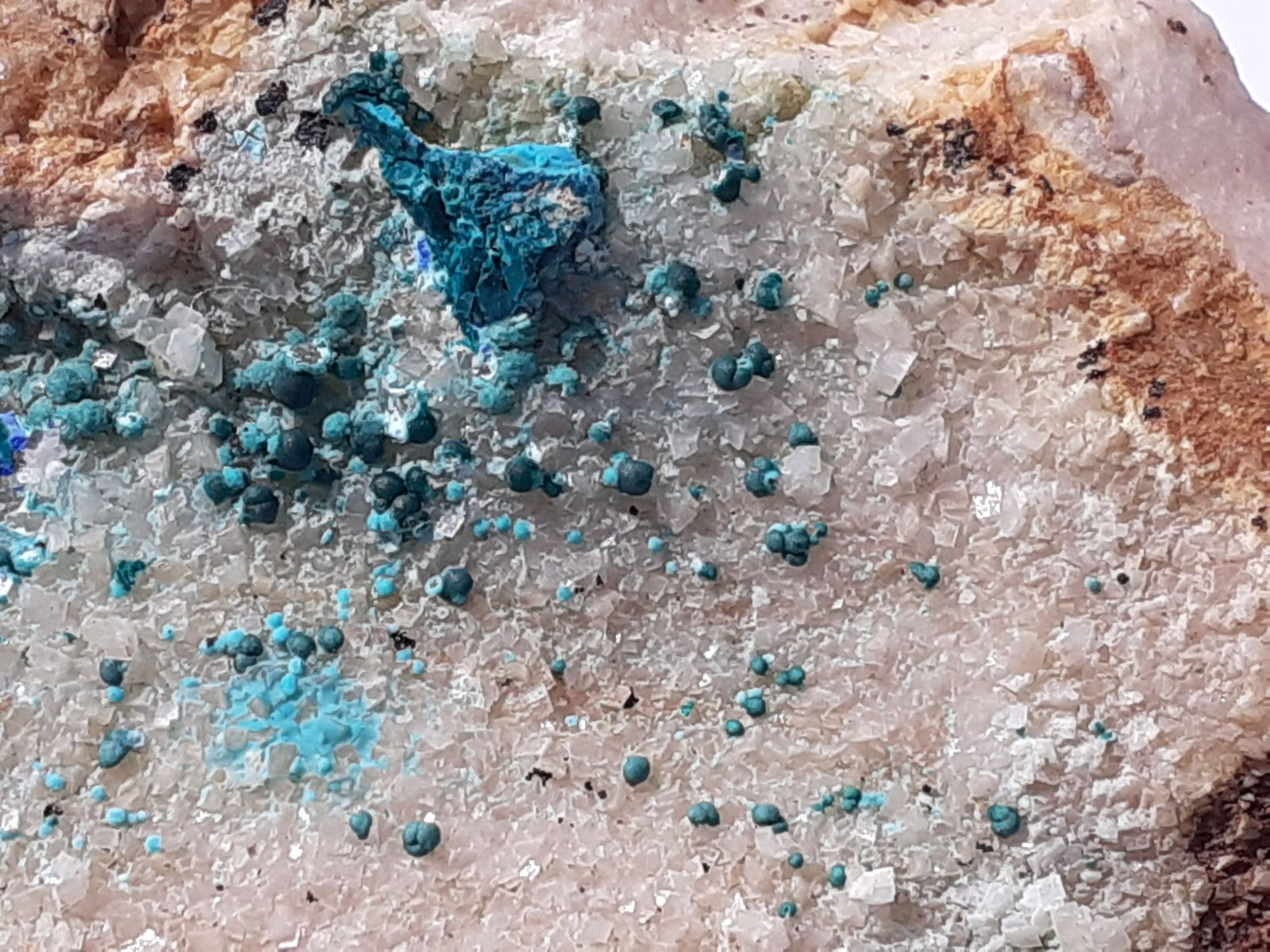 Malachite, Azurite, Theisite, Dolomite, Chrysocolla
8,5 x 4,5 cm
(Autor: Volkmar Stingl)