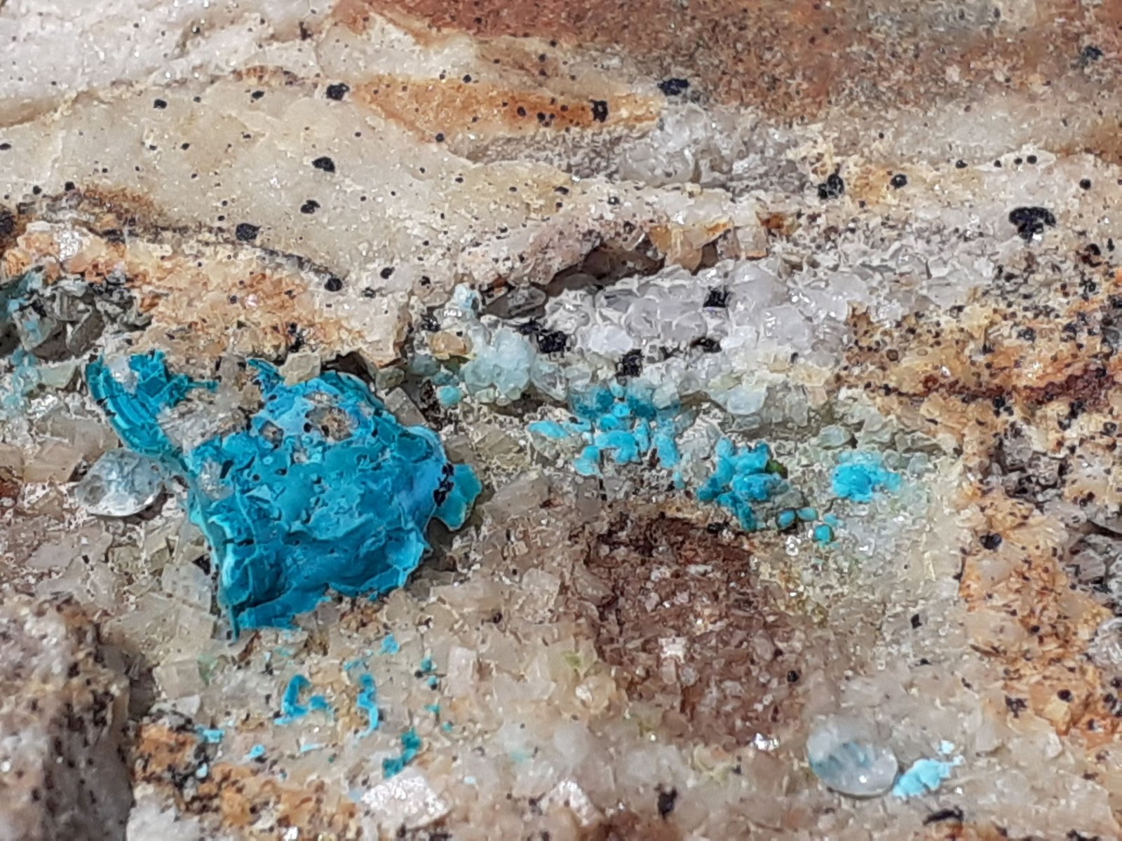 Chrysocolla, Dolomite, Calcite, Cuproadamite (?)
8 x 5 cm
(Autor: Volkmar Stingl)