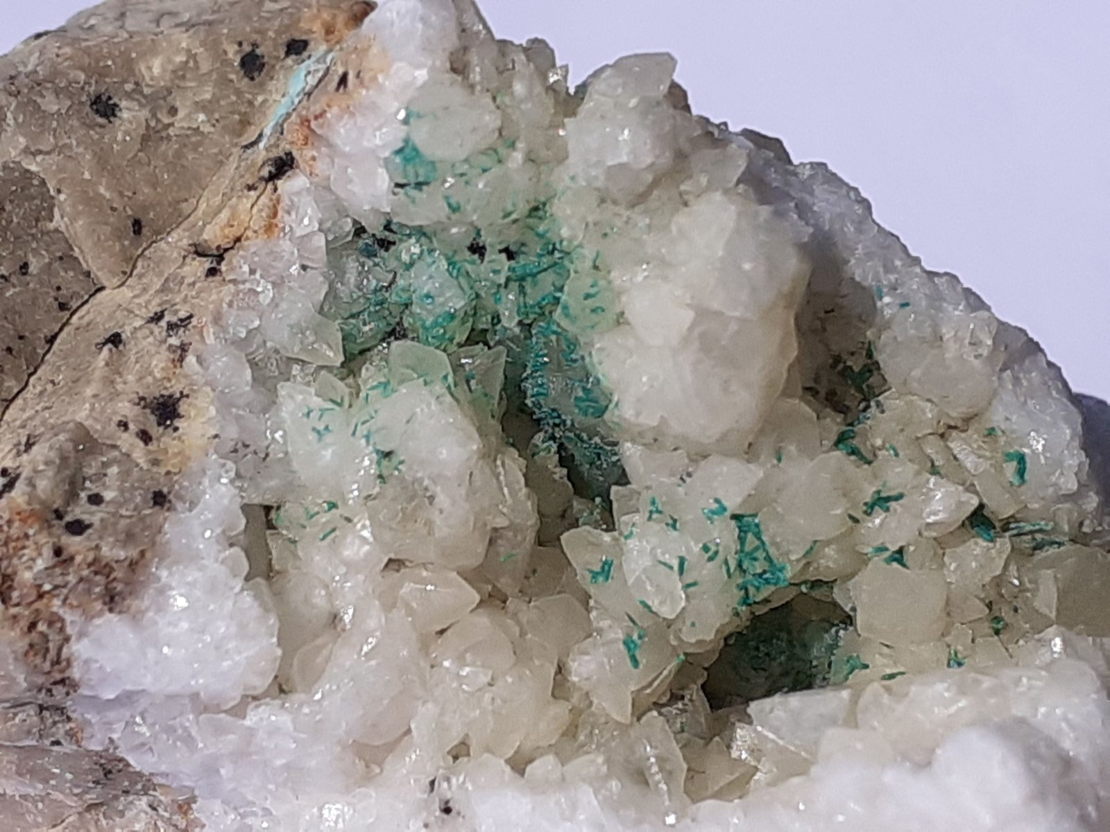 Malachite, Calcite
FoV 3,5 x 2 cm
(Autor: Volkmar Stingl)