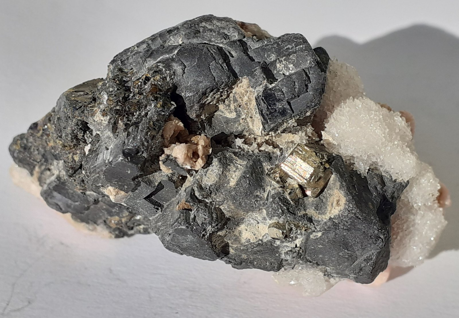 Rhodochrosite, Quartz, Galena, Pyrite
4,5 x 3 cm
(Autor: Volkmar Stingl)