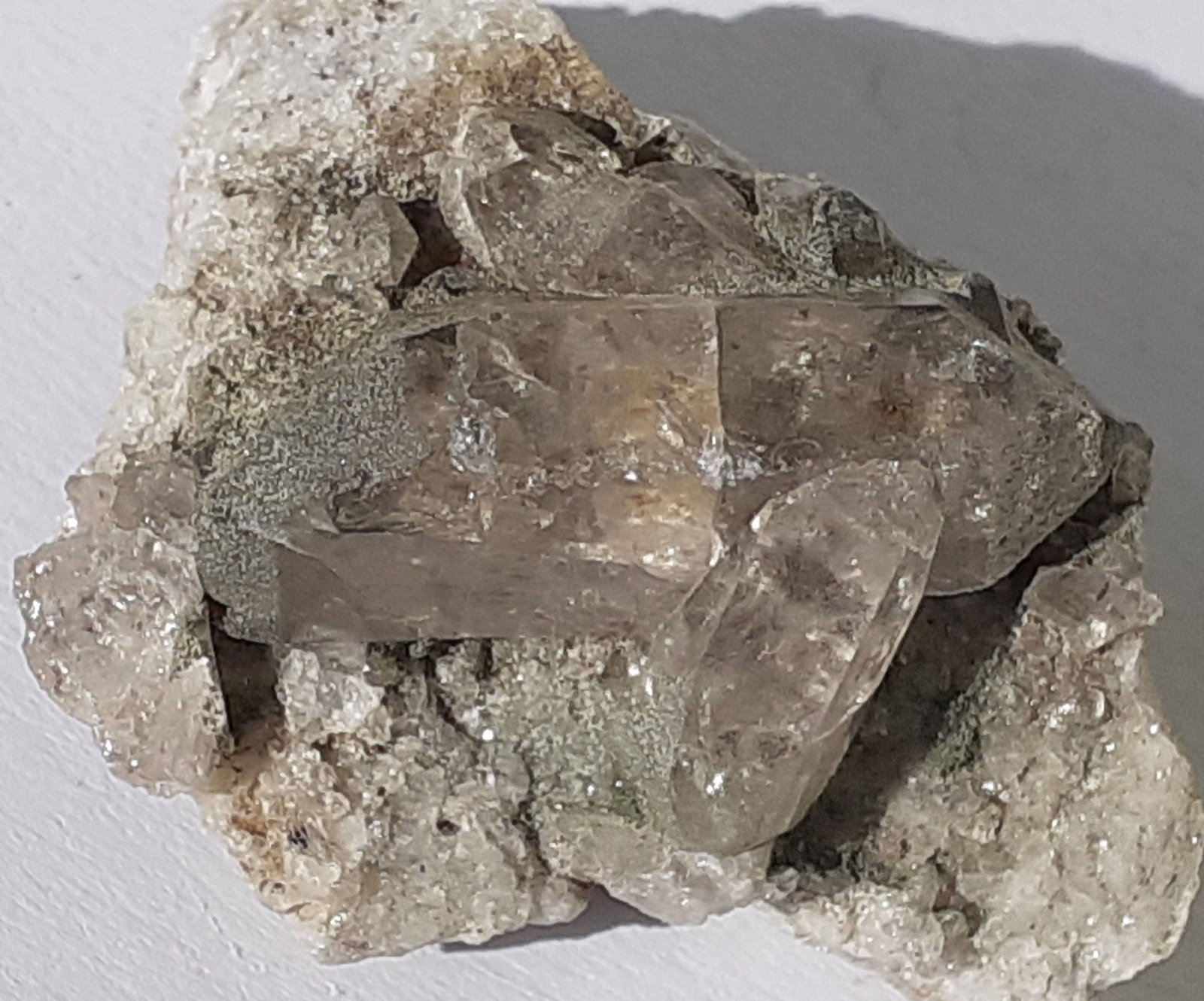 Quartz (variety Smoky Quartz), Chlorite (Group)
3,5 x 2,5 cm
(Autor: Volkmar Stingl)