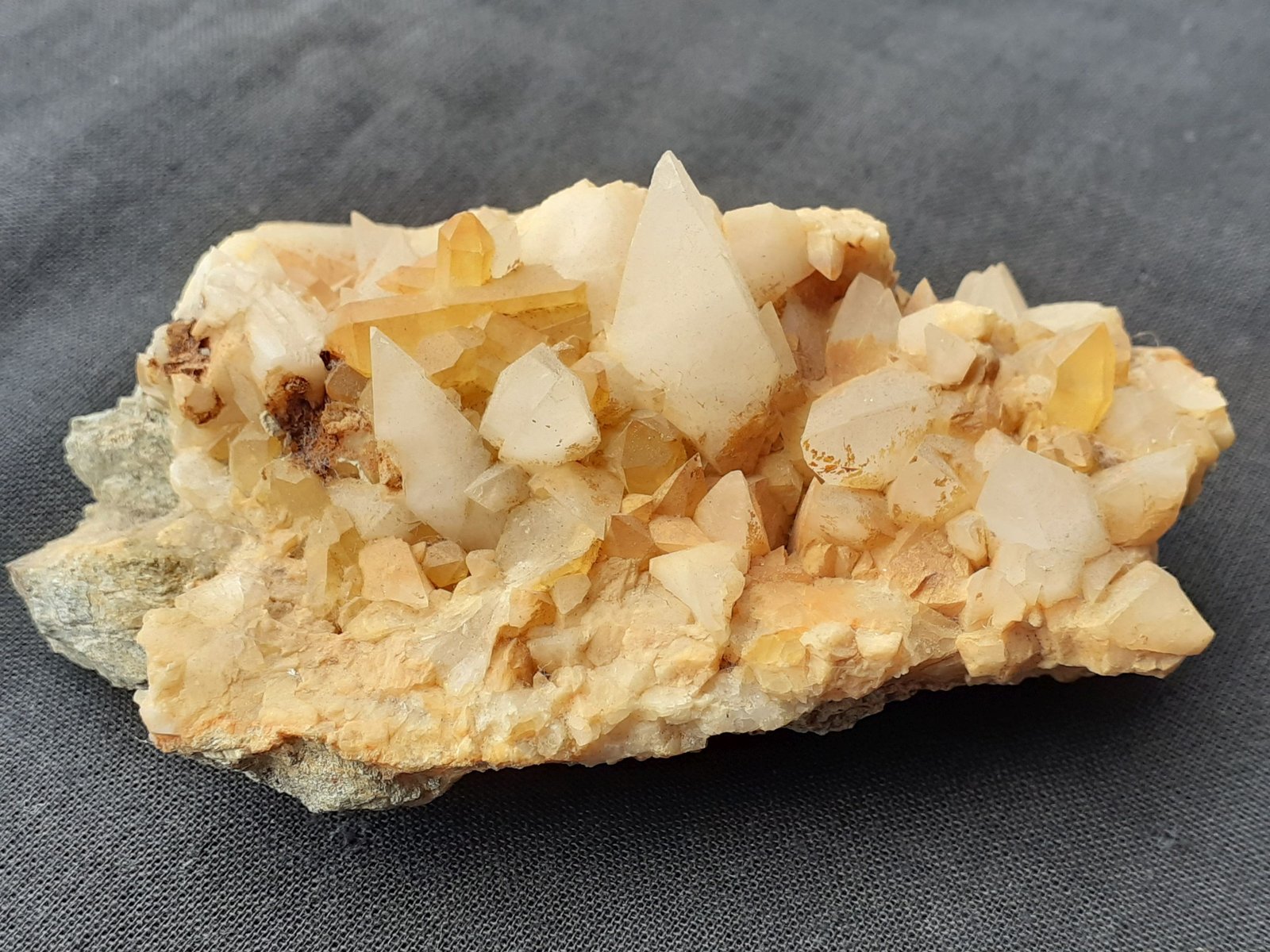 Quartz, Calcite
8 x 5 cm
(Autor: Volkmar Stingl)
