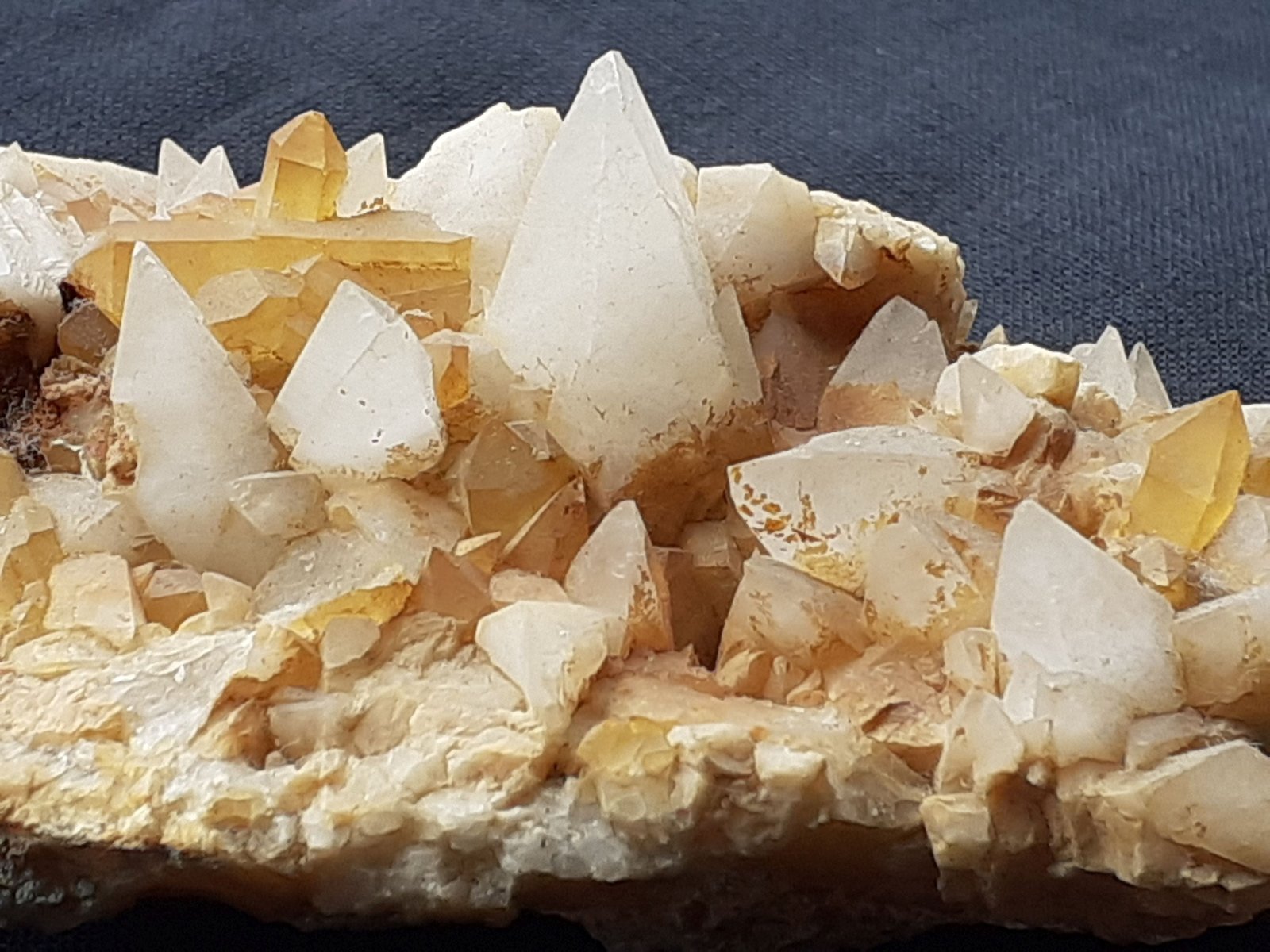 Quartz, Calcite
8 x 5 cm
(Autor: Volkmar Stingl)