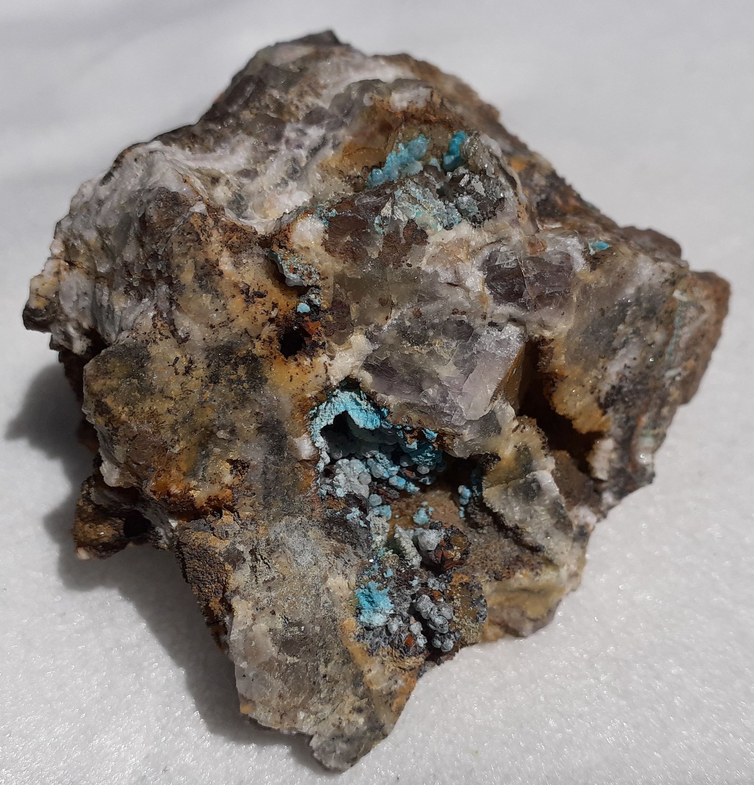 Chrysocolla, Calcite, Fluorite
6 x 5,5 cm
(Autor: Volkmar Stingl)