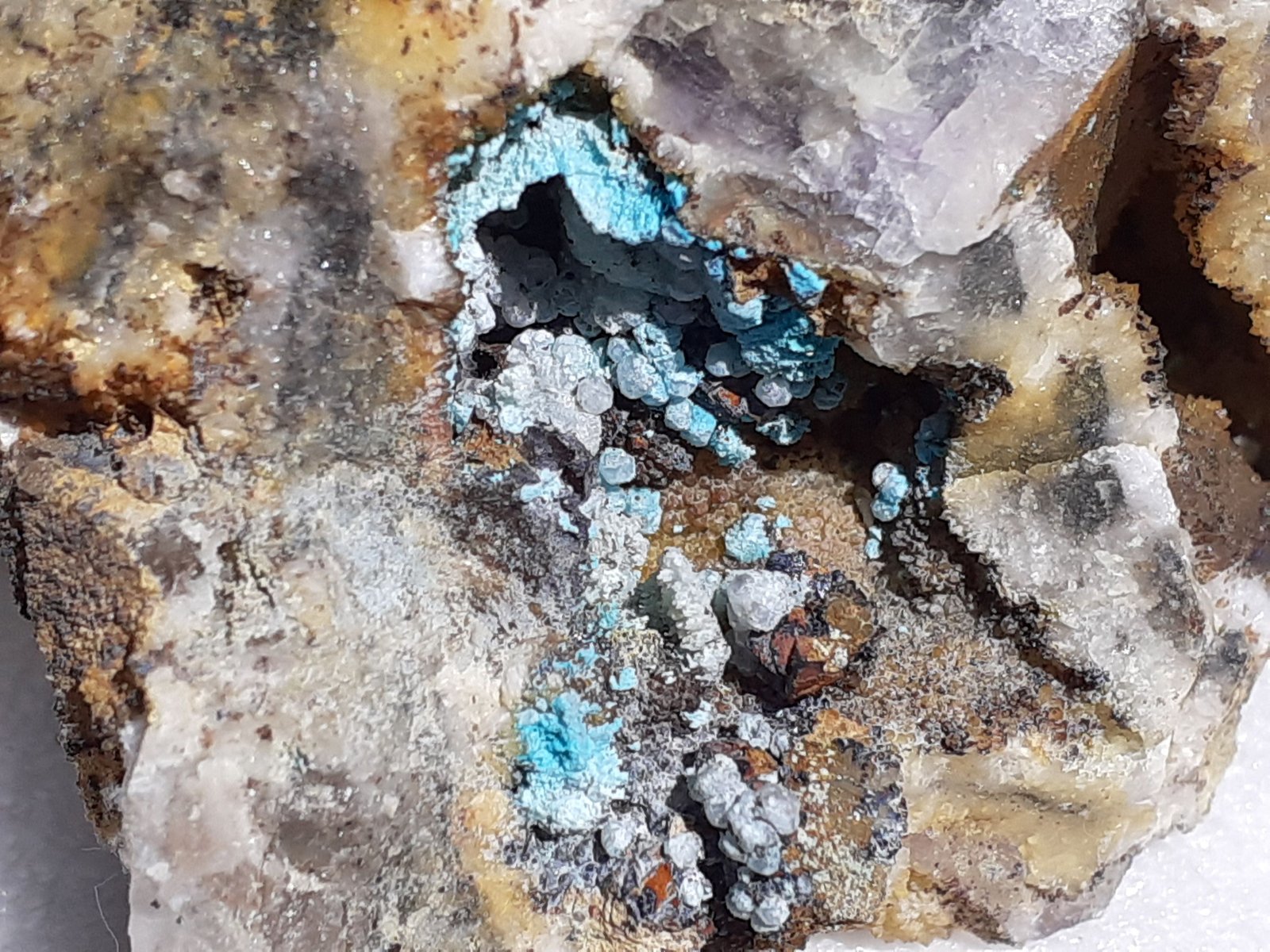 Chrysocolla, Calcite, Fluorite
6 x 5,5 cm
(Autor: Volkmar Stingl)
