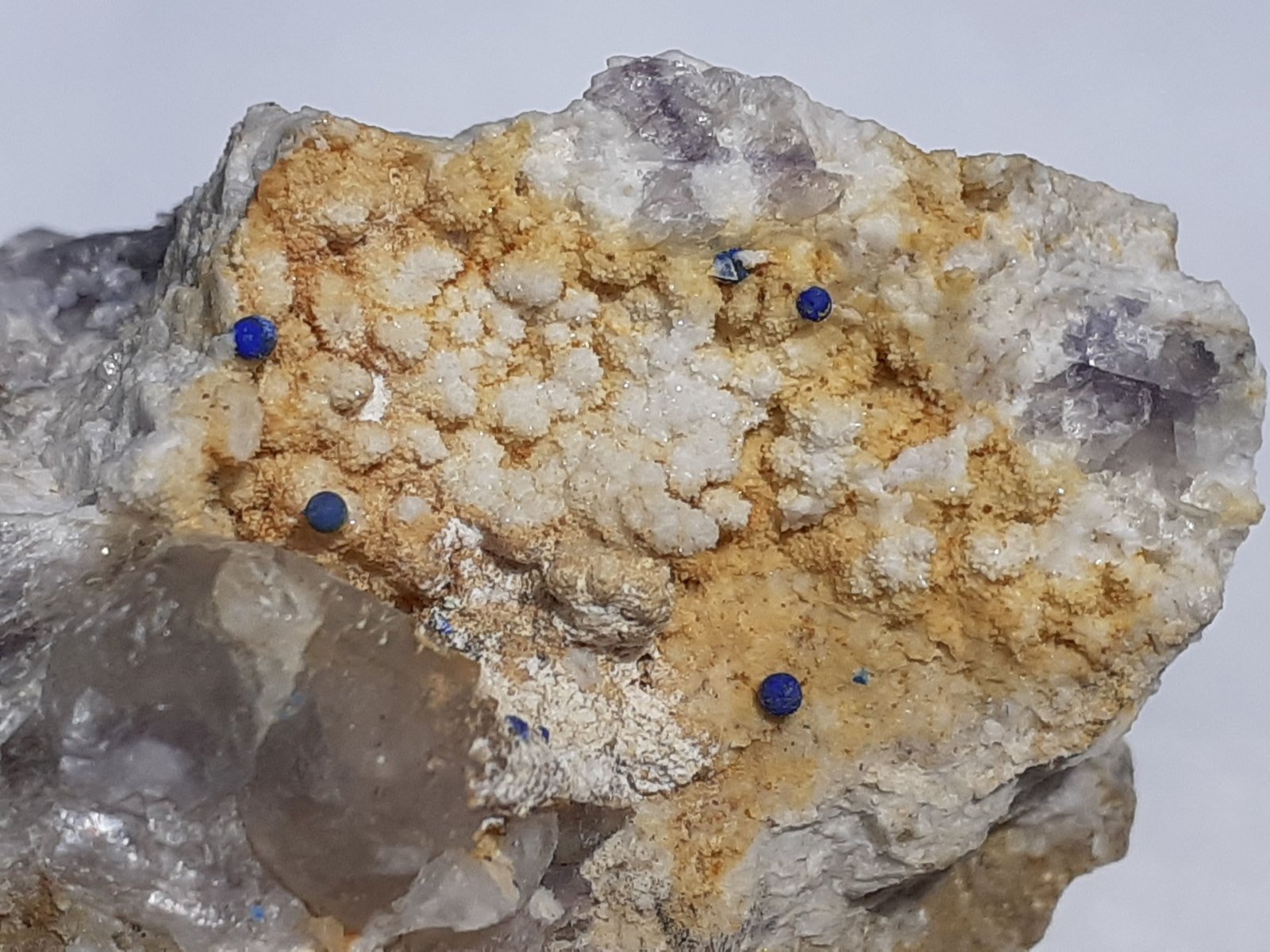Fluorite, Quartz (variety chalcedony), Azurite
9 x 6,5 cm
(Autor: Volkmar Stingl)
