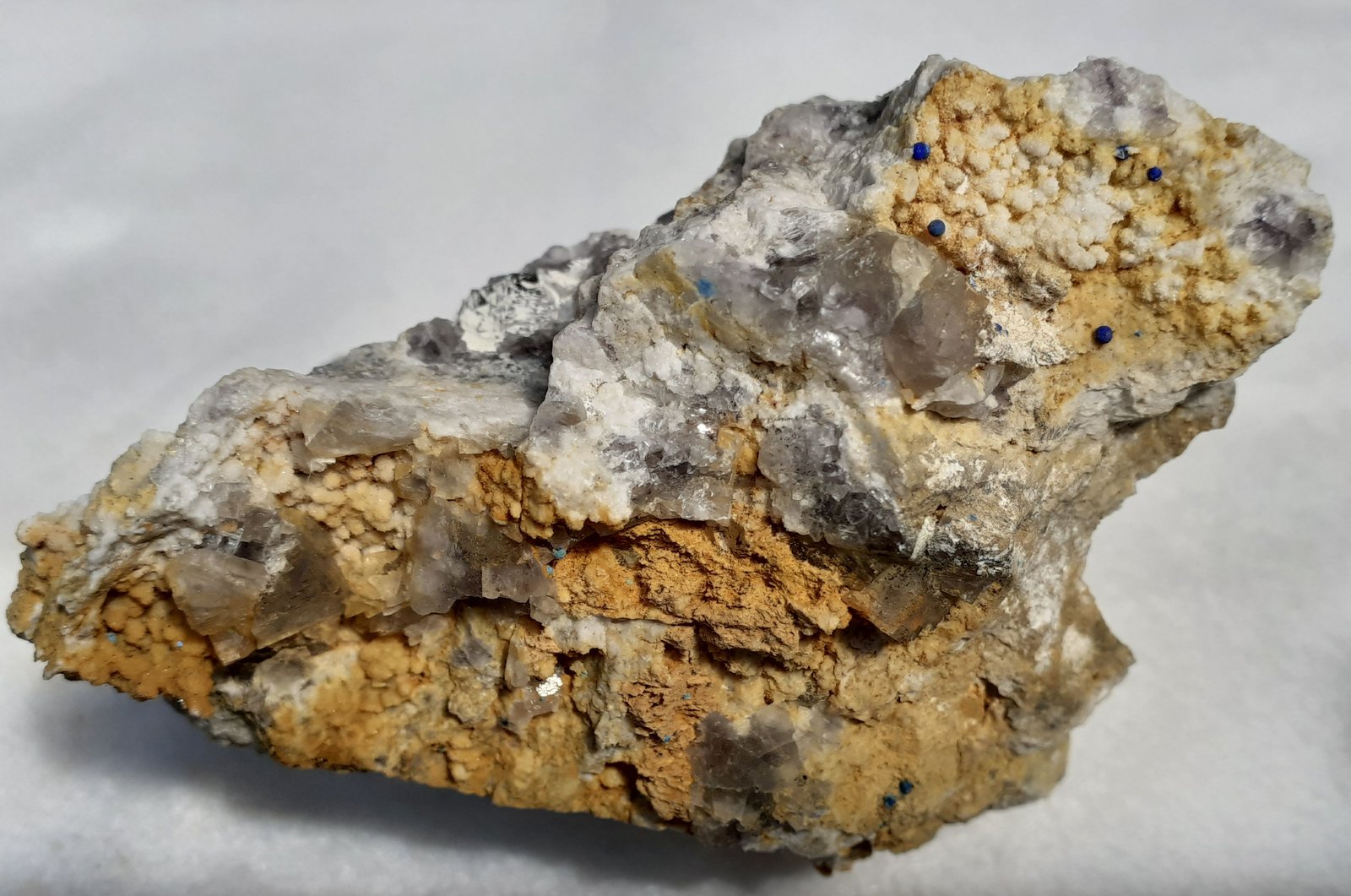 Fluorite, Quartz (variety chalcedony), Azurite
9 x 6,5 cm
(Autor: Volkmar Stingl)