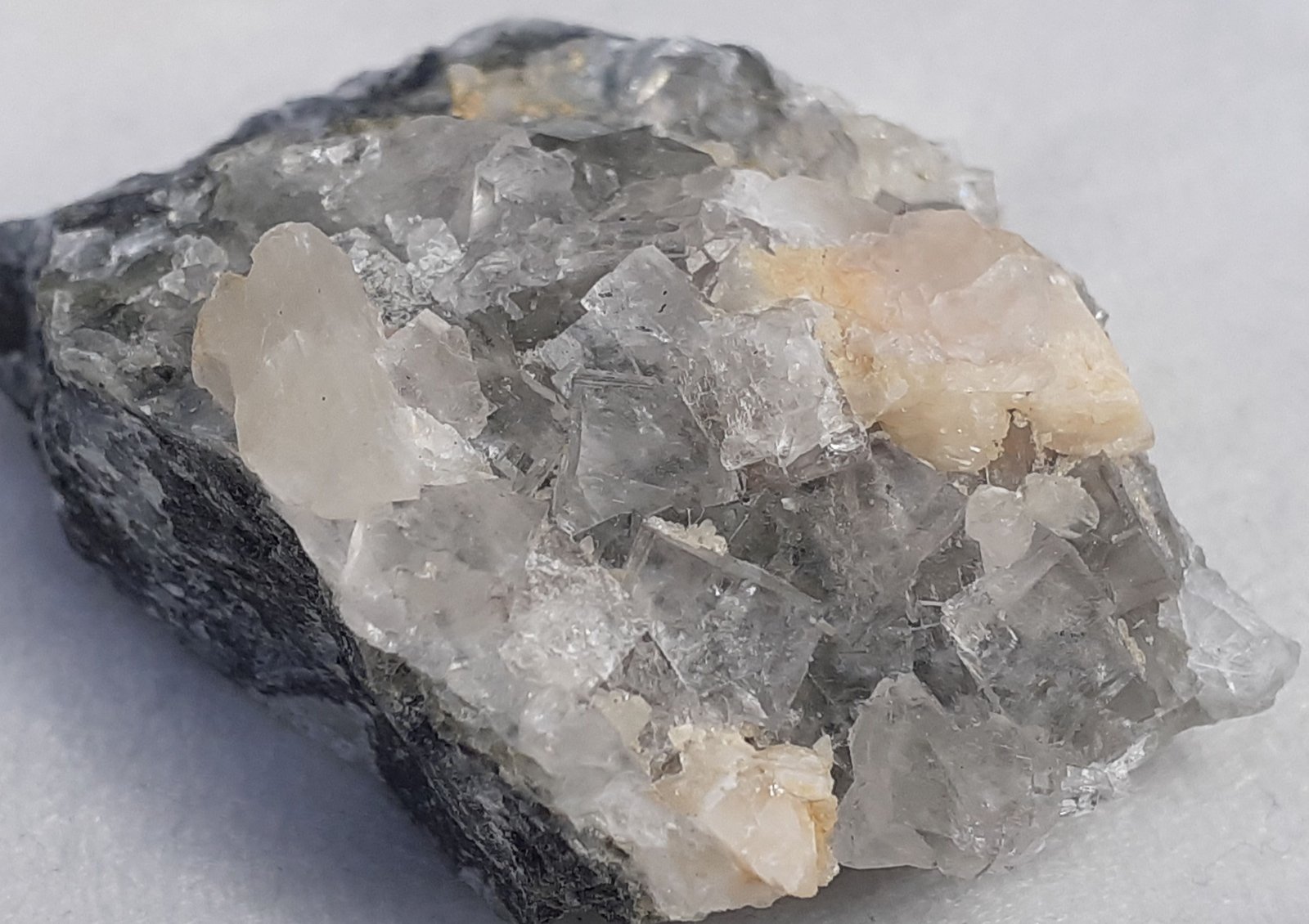Fluorite, Calcite
4 x 3 cm
(Autor: Volkmar Stingl)
