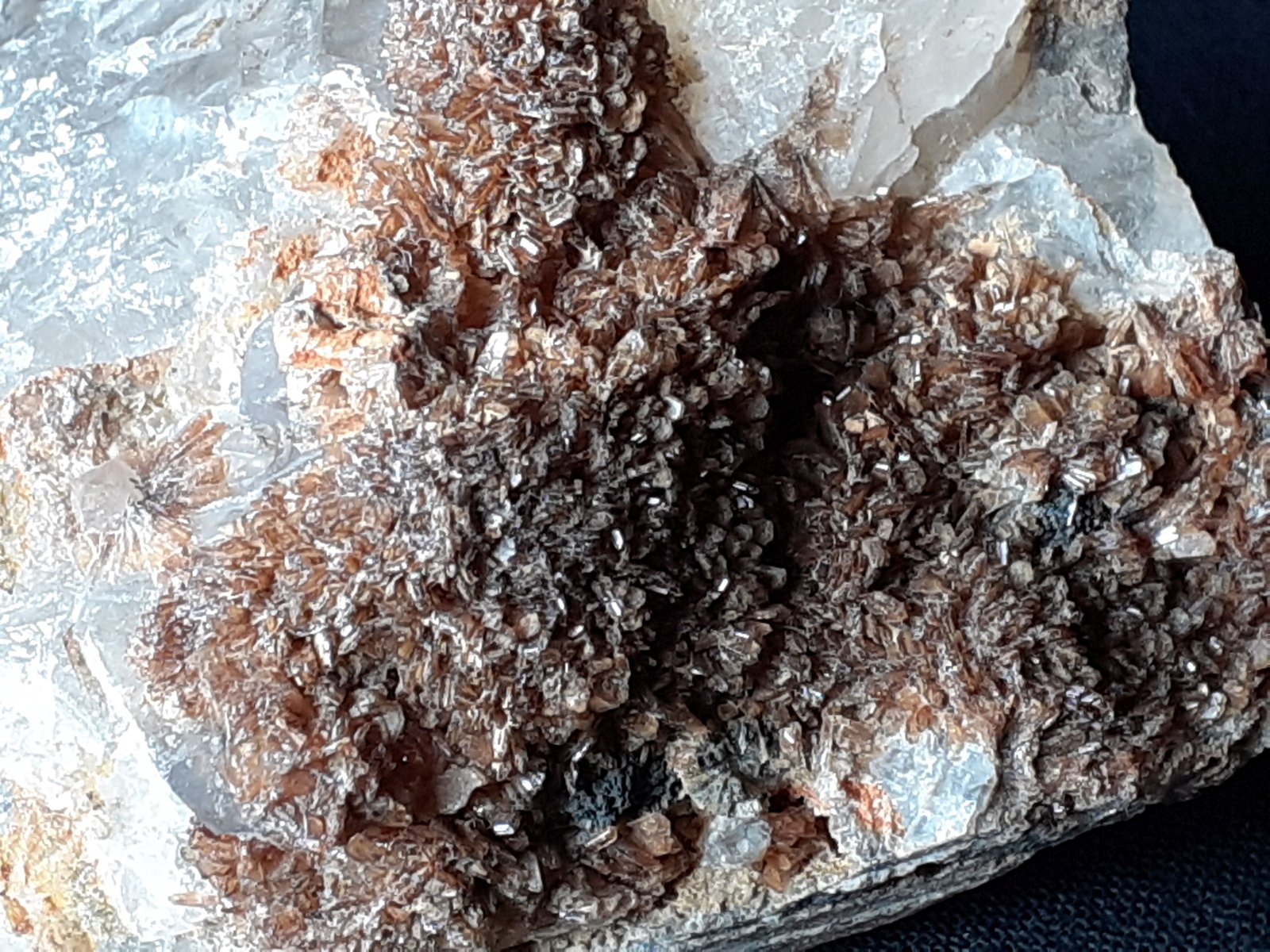 Eosphorite, Quartz
6,5 x 5 cm
(Autor: Volkmar Stingl)