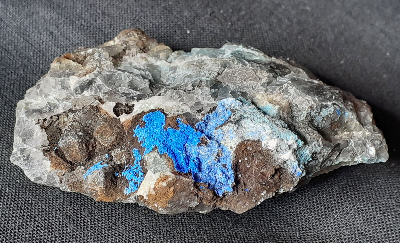 Azurite, Fluorite, limonite
5,5 x 3,5 cm
(Autor: Volkmar Stingl)