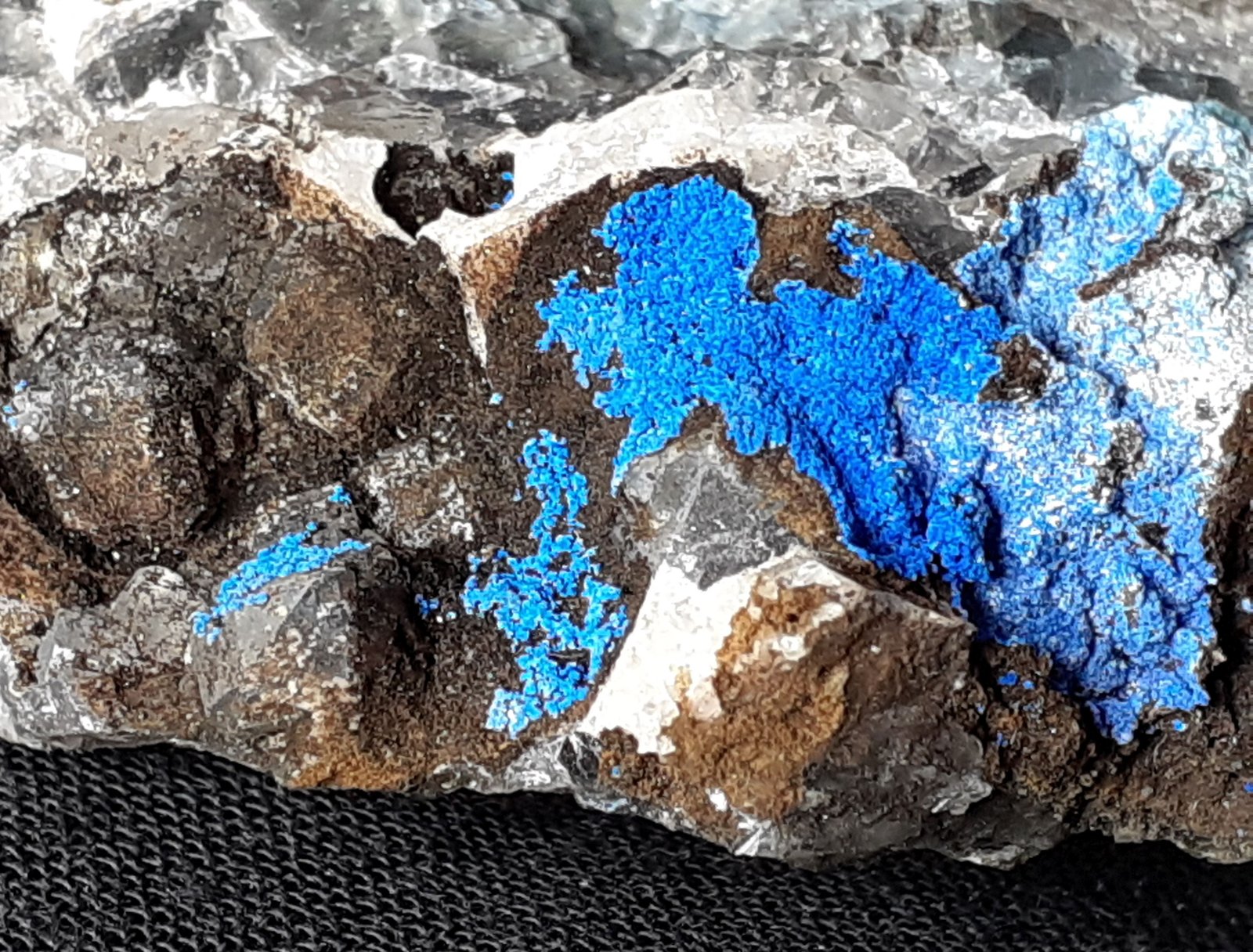 Azurite, Fluorite, limonite
5,5 x 3,5 cm
(Autor: Volkmar Stingl)