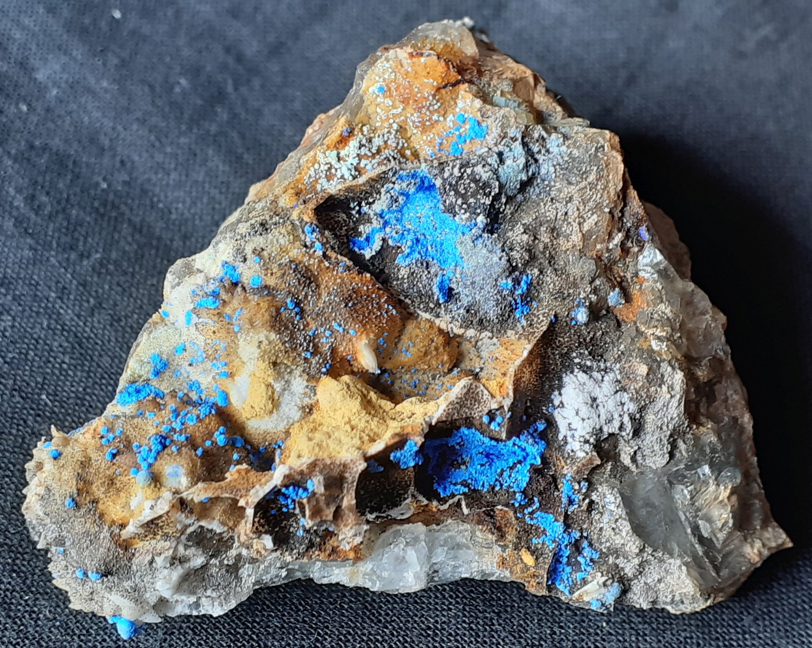 Azurite, Fluorite, Quartz, limonite
5 x 4 cm
(Autor: Volkmar Stingl)