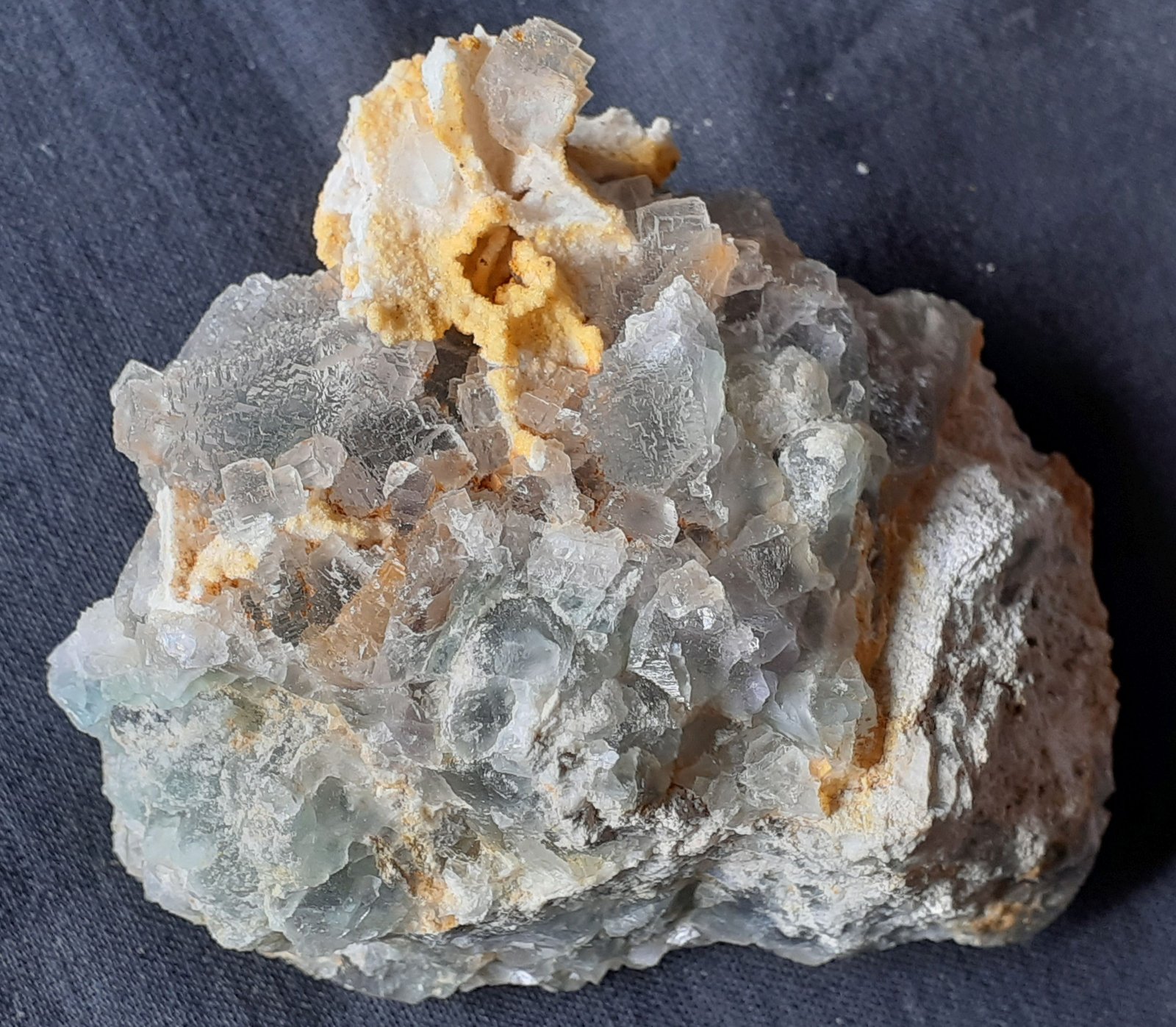 Fluorite, Quartz (variety chalcedony)
7 x 6 cm
(Autor: Volkmar Stingl)