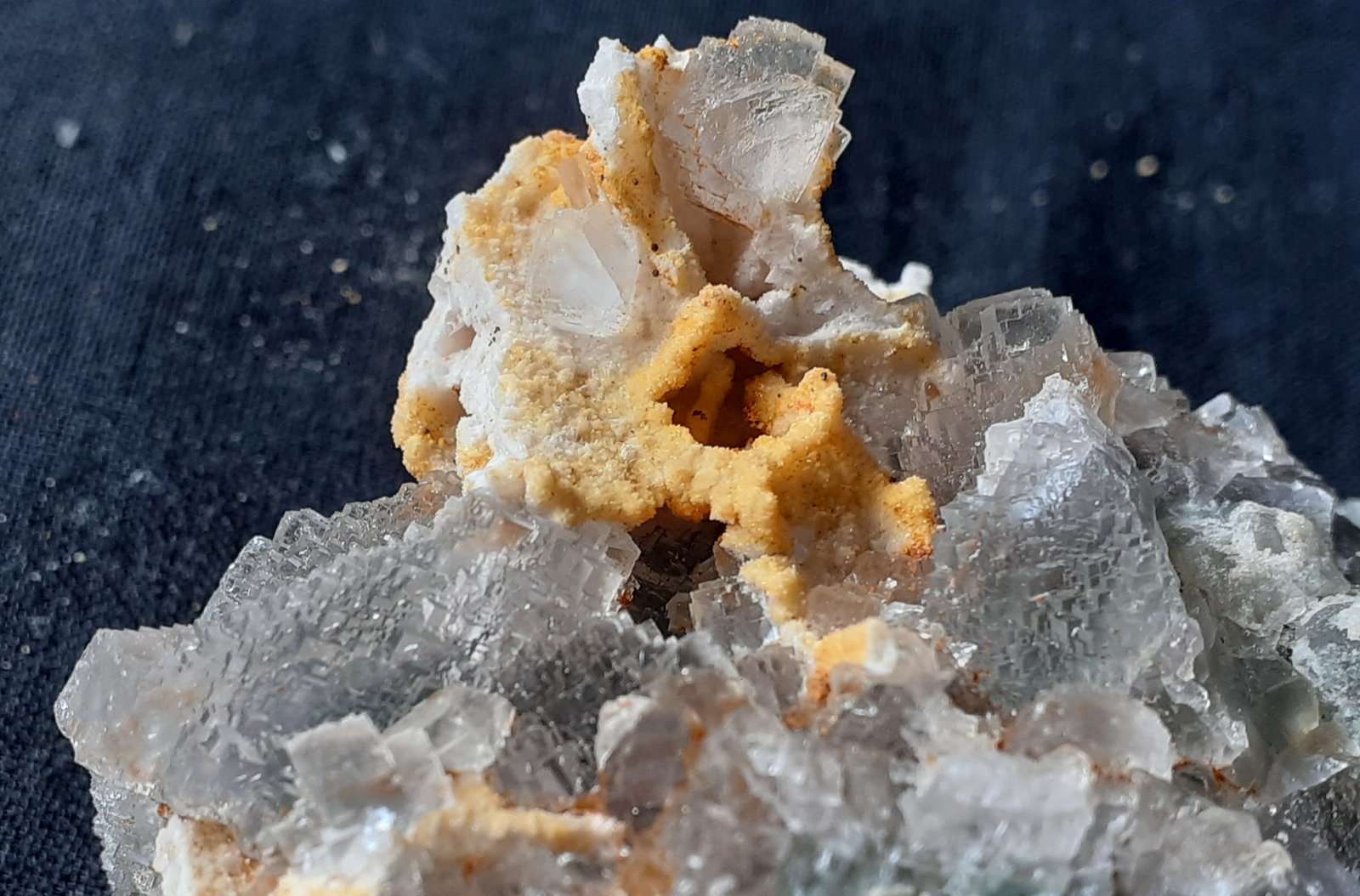 Fluorite, Quartz (variety chalcedony)
7 x 6 cm
(Autor: Volkmar Stingl)