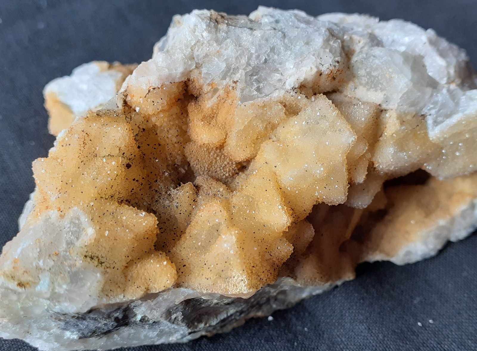 Quartz, Fluorite
8 x 6 cm
(Autor: Volkmar Stingl)
