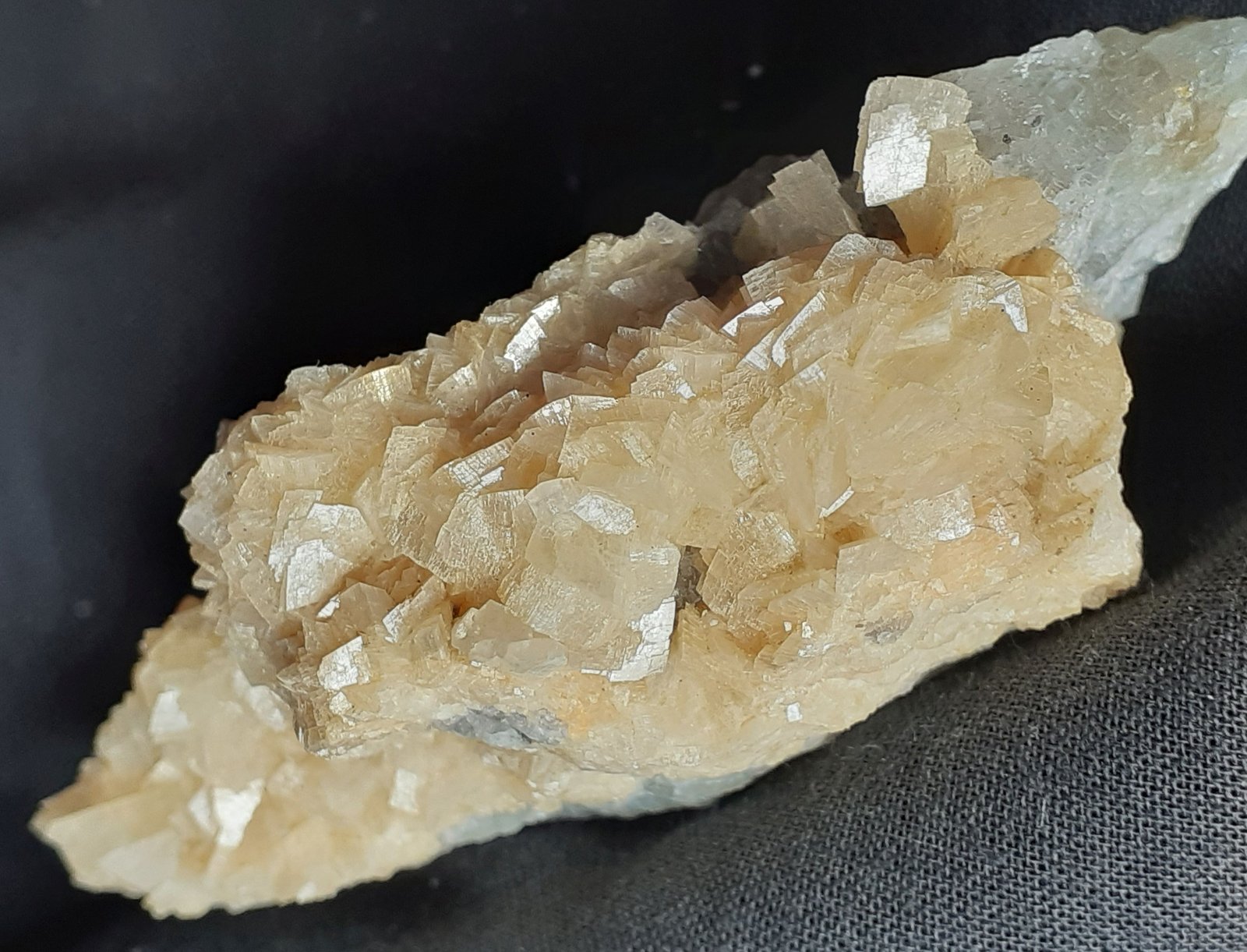 Dolomite (variety Fe-dolomite), Fluorite
7,5 x 3 cm
(Autor: Volkmar Stingl)