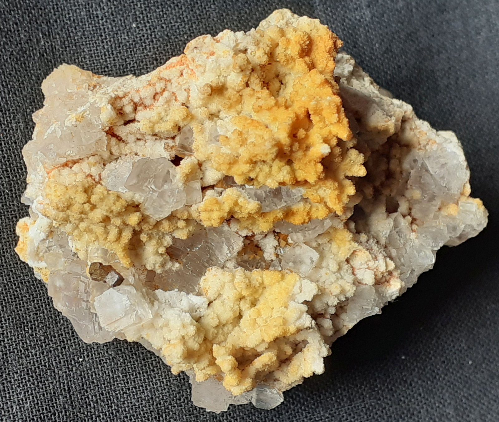 Fluorite, Quartz (variety chalcedony), Pyrite
5 x 4 cm
(Autor: Volkmar Stingl)