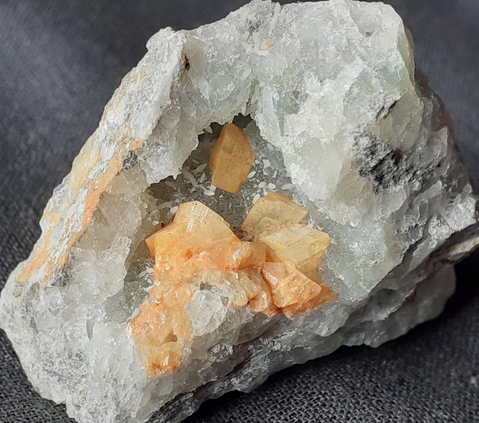 Dolomite (variety Fe-dolomite), Fluorite, Calcite
3,5 x 3 cm
(Autor: Volkmar Stingl)