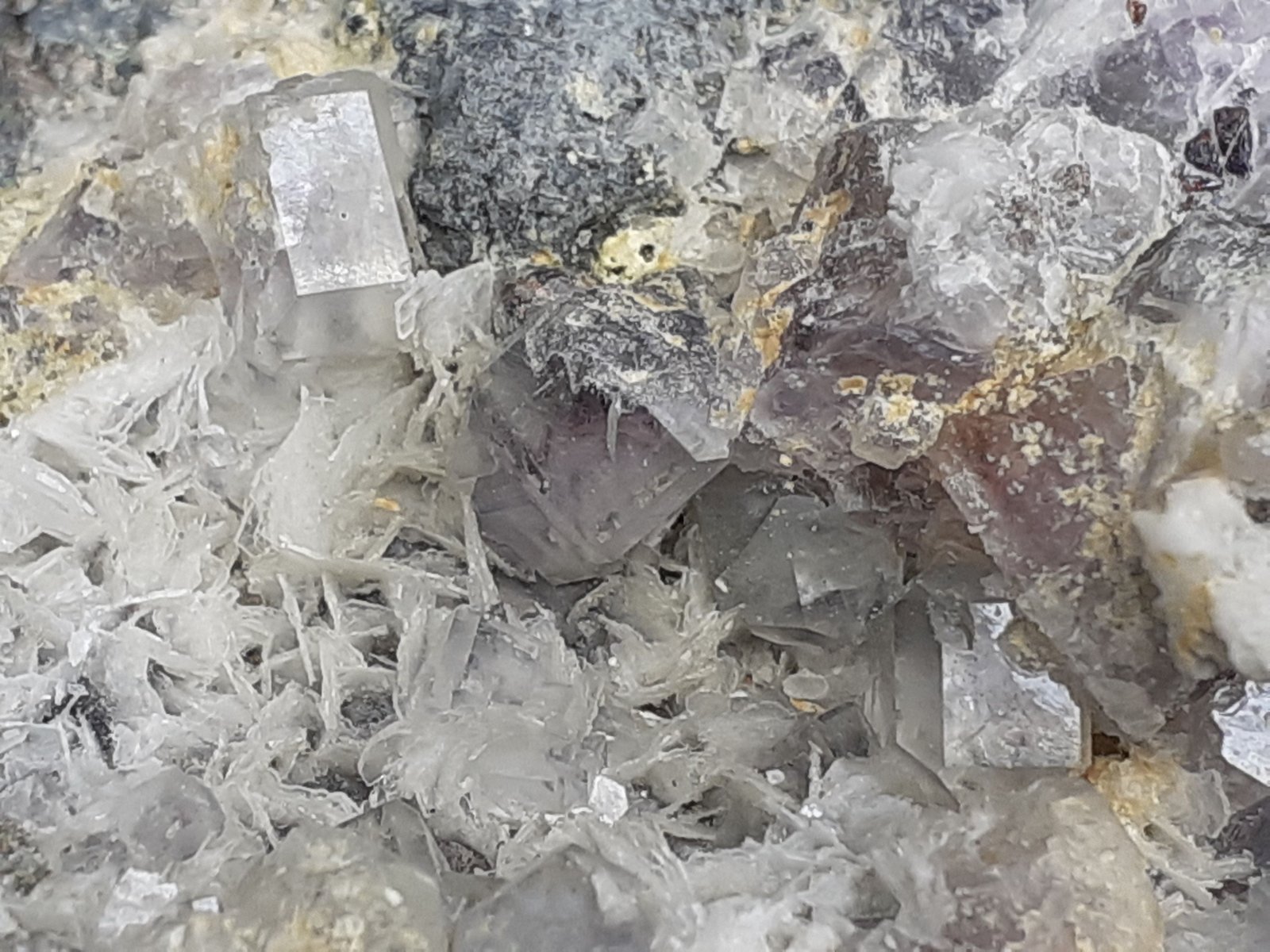 Fluorite, Baryte
11 x 9 cm
(Autor: Volkmar Stingl)