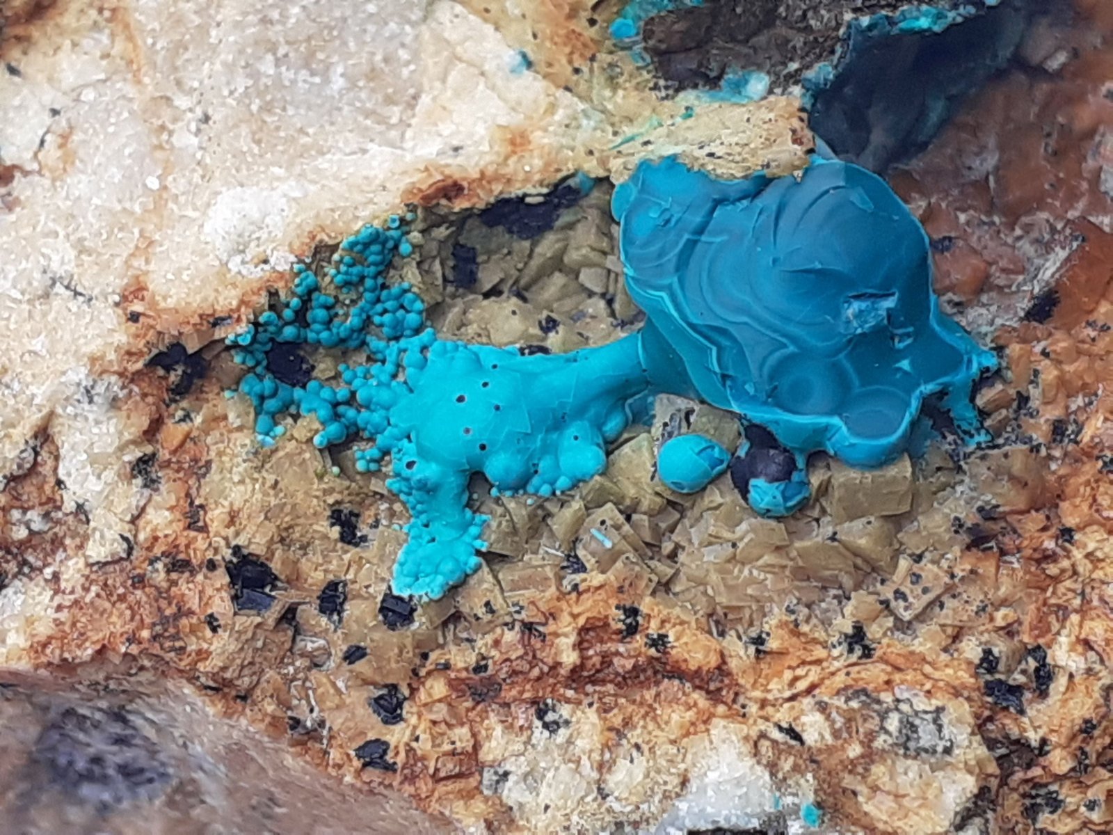 Malachite, Dolomite, Tenorite
FoV ca, 2 x 1,5 cm
(Autor: Volkmar Stingl)