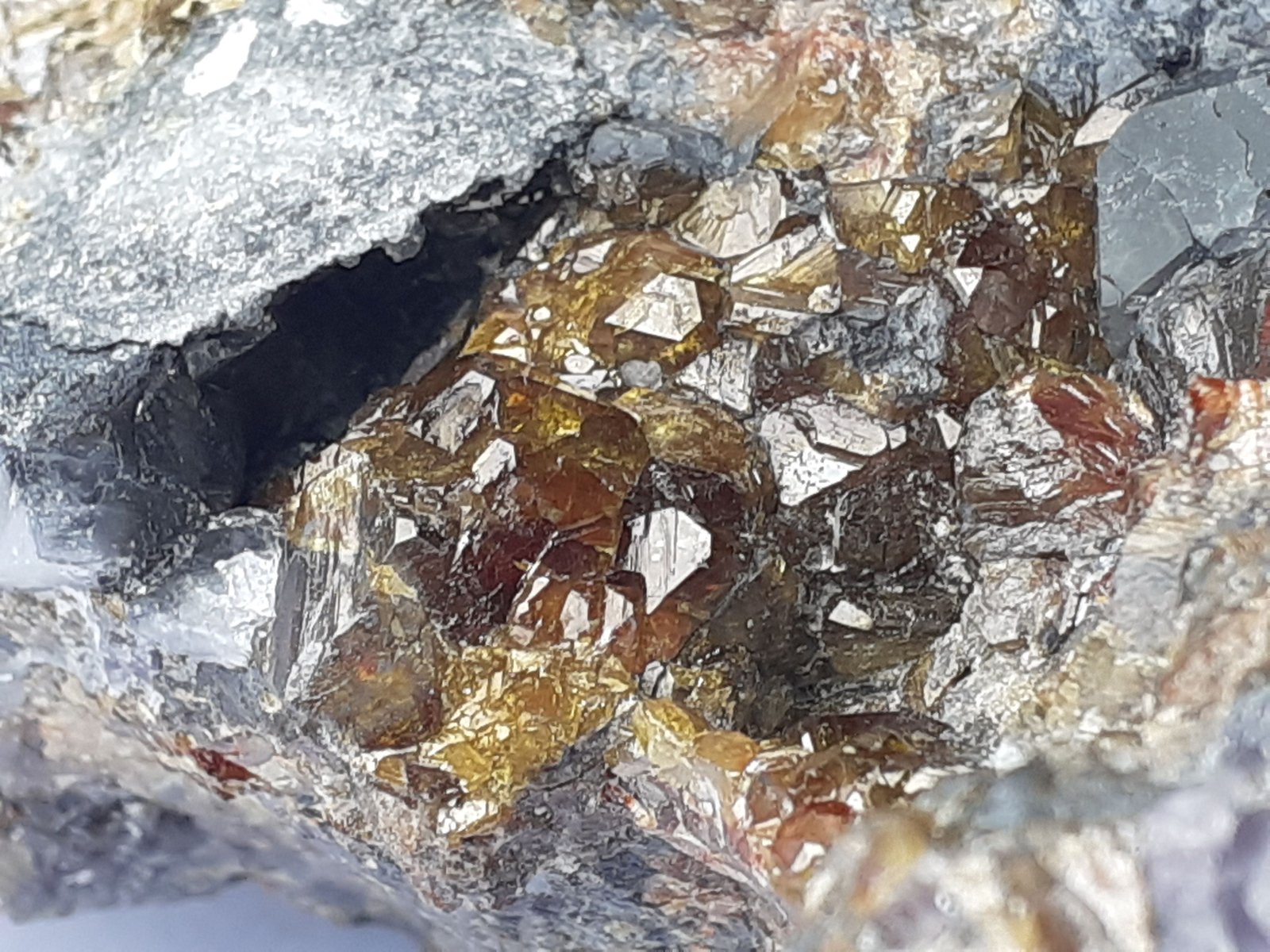 Sphalerite, Fluorite
12 x 12 cm
(Autor: Volkmar Stingl)