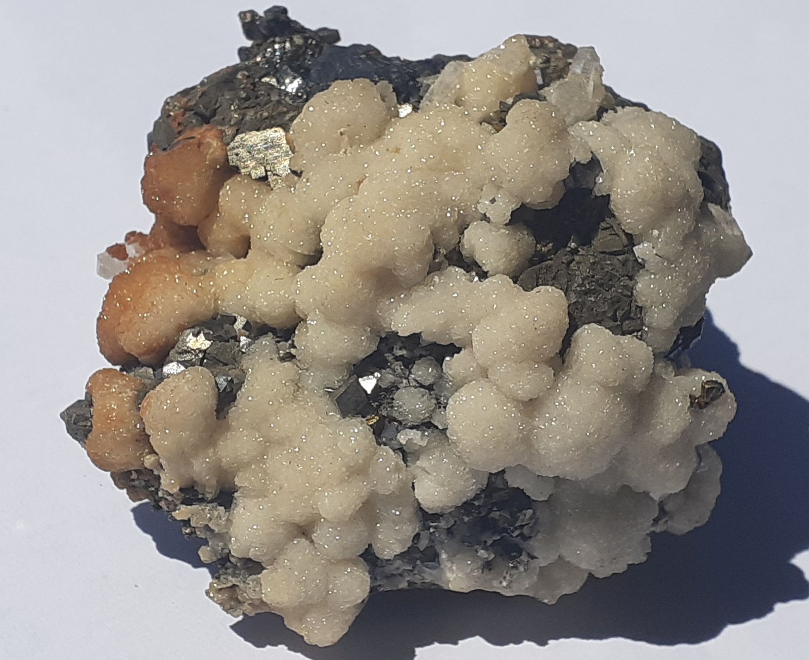 Calcite, Sphalerite, Pyrite, Arsenopyrite, Pyrrhotite
6 x 5 cm
(Autor: Volkmar Stingl)