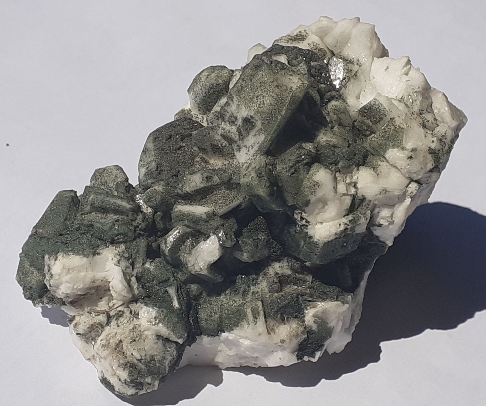 Albite (variety pericline), Chlorite (Group)
6 x 3,5 cm
(Autor: Volkmar Stingl)