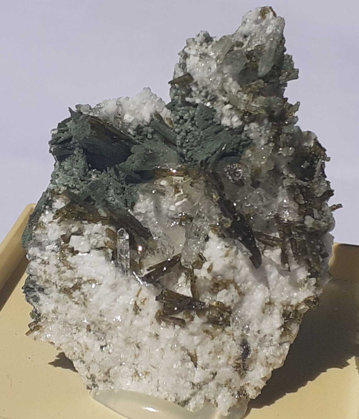 Epidote, Quartz, Titanite, Orthoclase (variety Adularia), Prehnite
4 x 3,5 cm
(Autor: Volkmar Stingl)