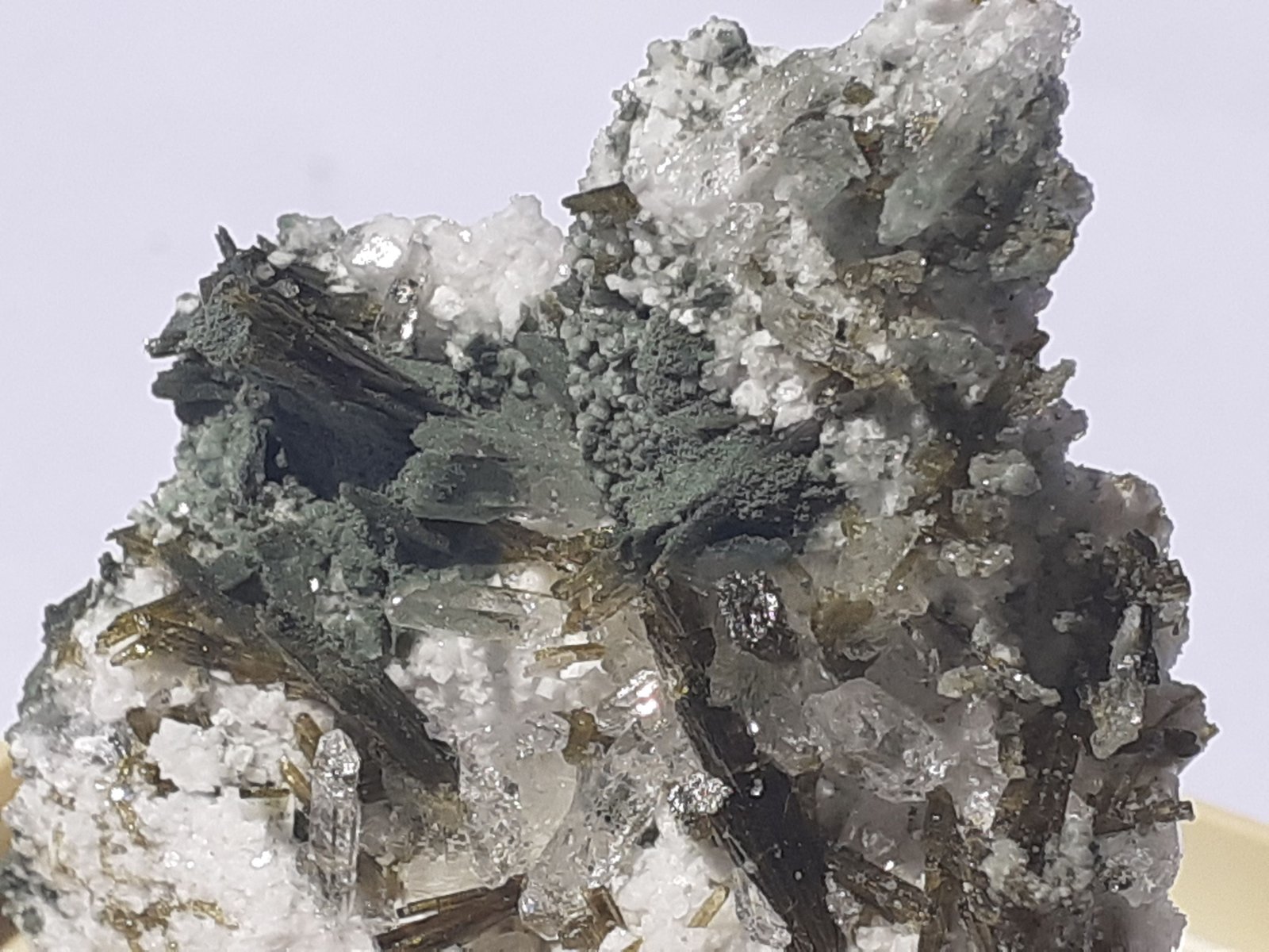 Epidote, Quartz, Titanite, Orthoclase (variety Adularia), Prehnite
4 x 3,5 cm
(Autor: Volkmar Stingl)