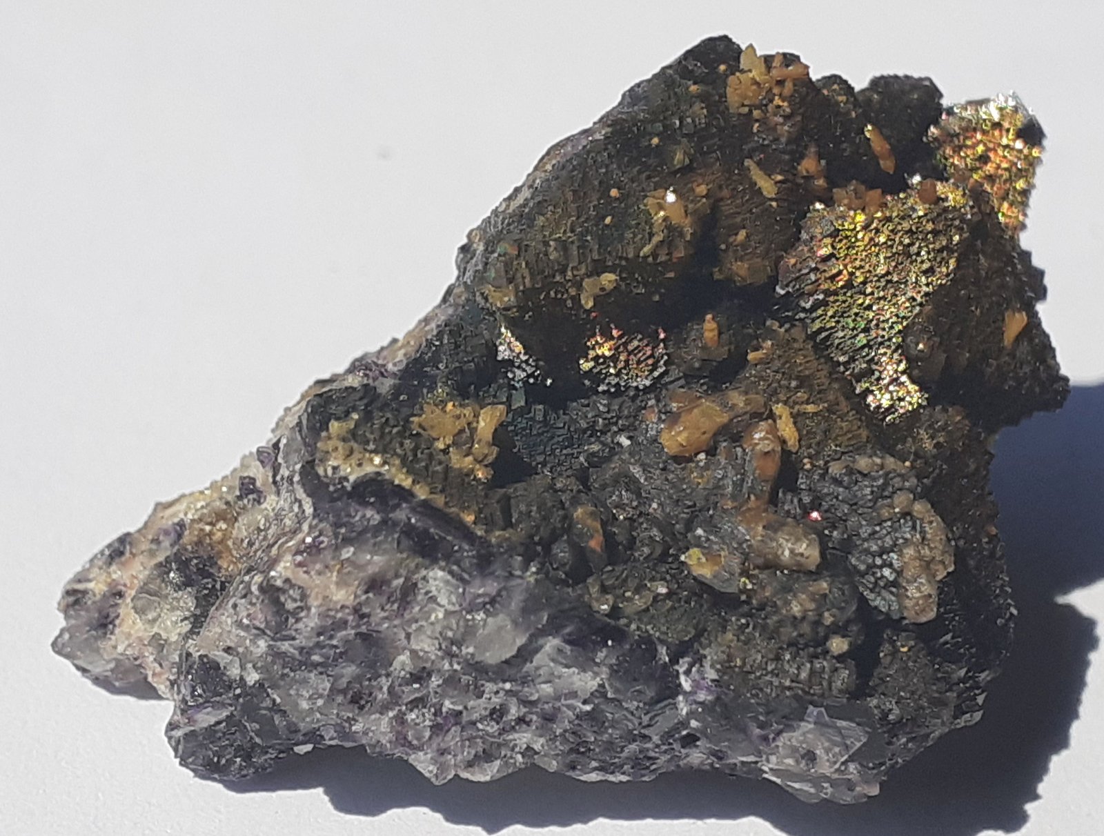 Fluorite, Calcite, Goethite
3 x 2 cm
(Autor: Volkmar Stingl)