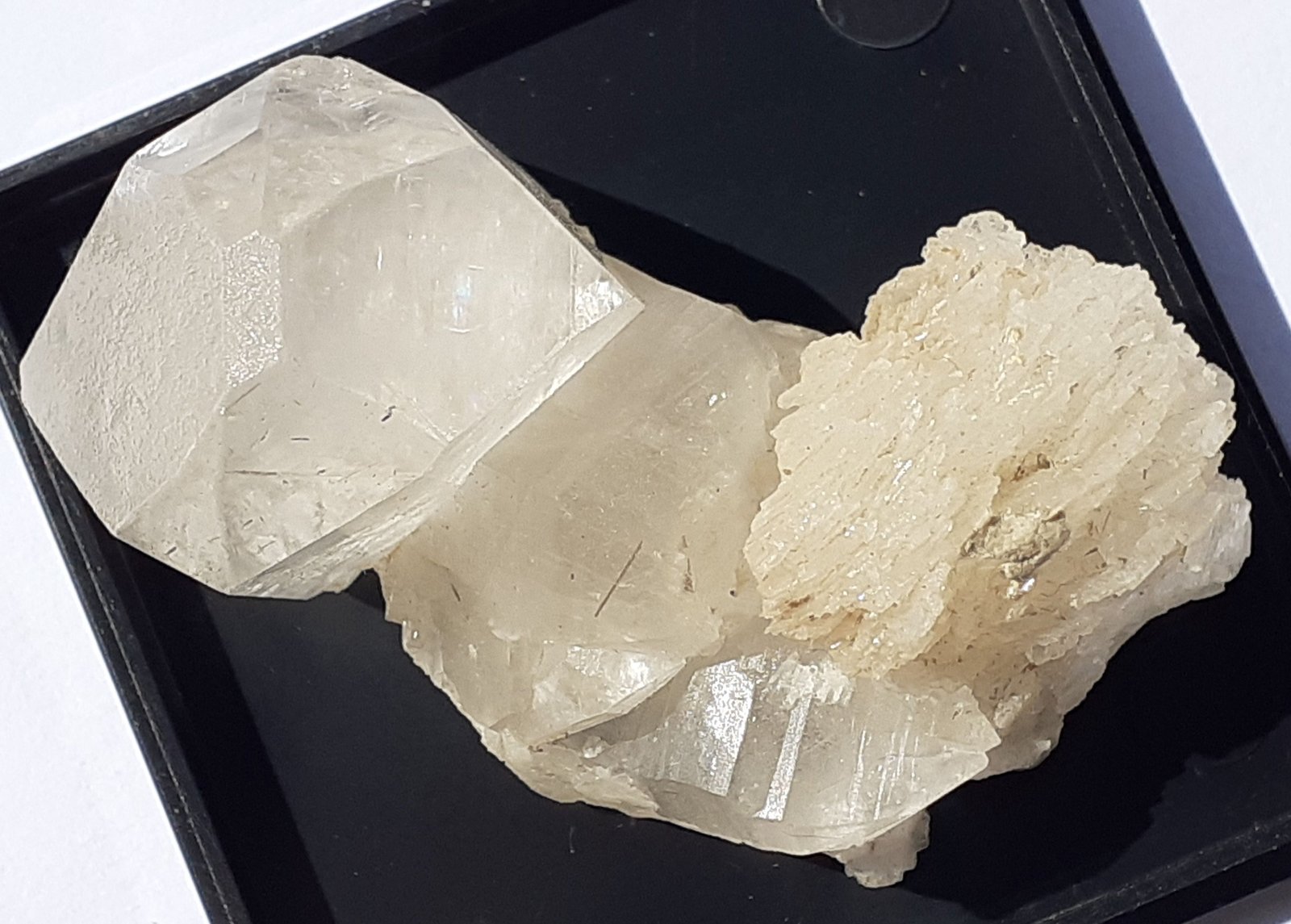 Topaz, Quartz, Albite (variety cleavelandite)
5 x 2,5 cm
(Autor: Volkmar Stingl)