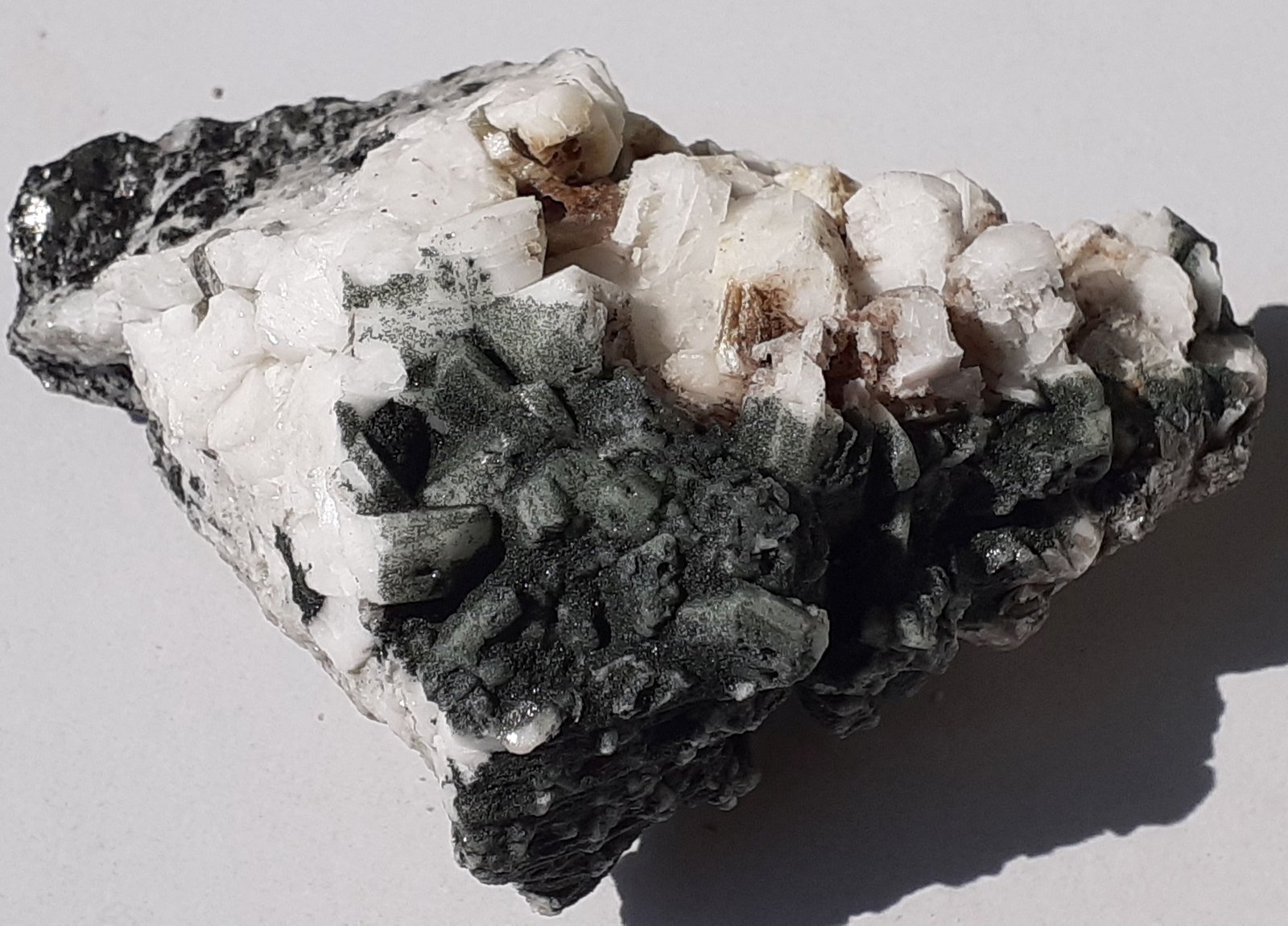 Albite (variety Pericline), Chlorite-group
7 x 6,5 cm
(Autor: Volkmar Stingl)