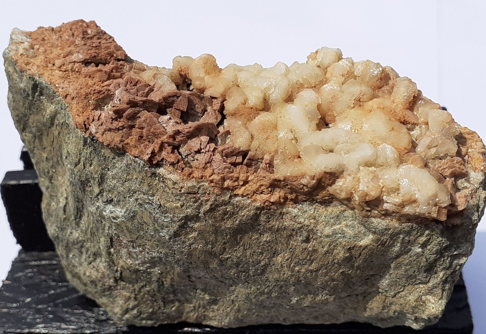Calcite on Siderite
8 x 2,5 cm
(Autor: Volkmar Stingl)