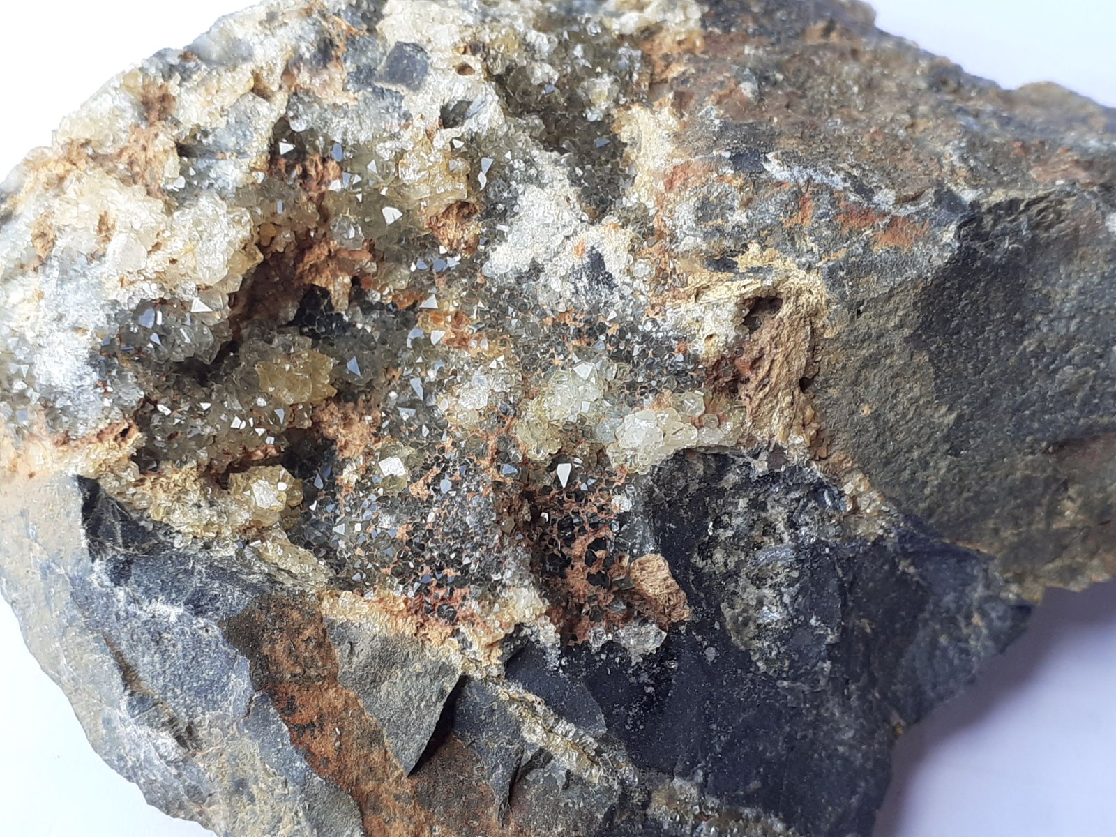 Quartz, Stibiconite
8 x 7 cm
(Autor: Volkmar Stingl)