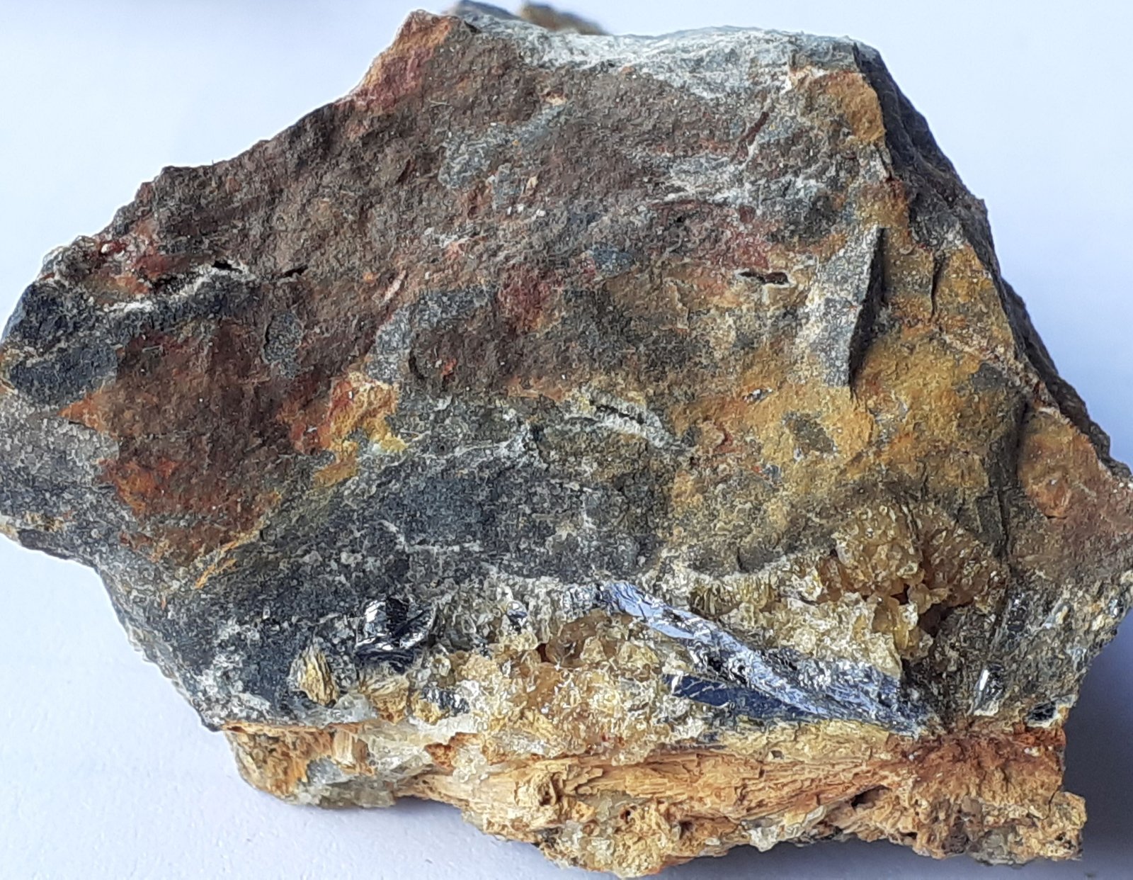 Stibnite, Stibiconite
4 x 3 cm
(Autor: Volkmar Stingl)