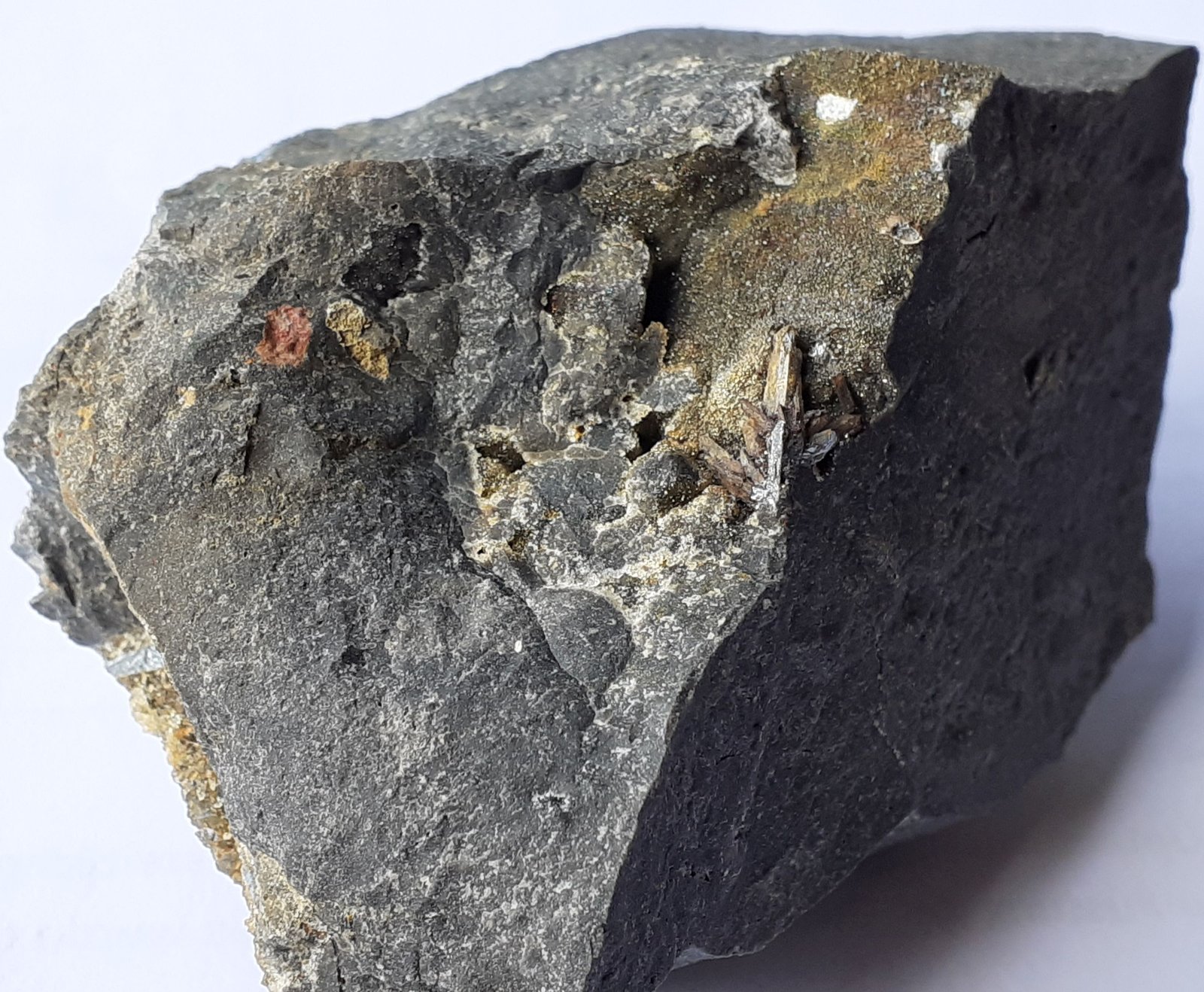 Stibnite, Stibiconite, Cetineite
7 x 5 cm
(Autor: Volkmar Stingl)