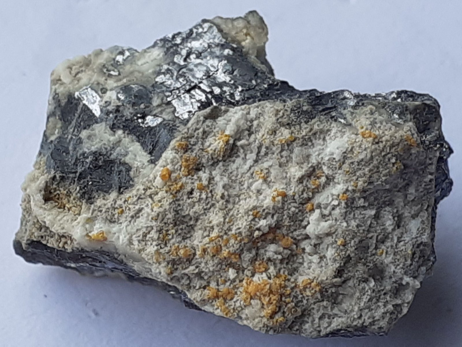 Galena, Wulfenite, Cerussite, Hydrocerussite (?)
2 x 1 cm
(Autor: Volkmar Stingl)
