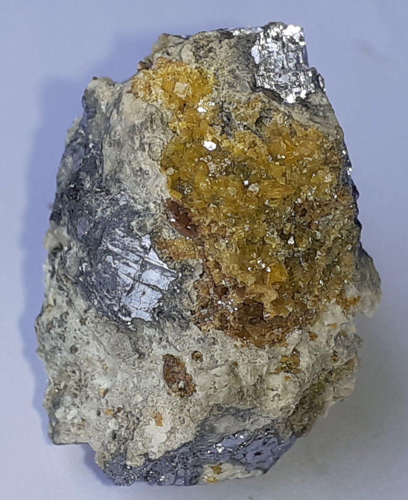 Wulfenite, Galena, Cerussite
2,5 x 2,5 cm
(Autor: Volkmar Stingl)