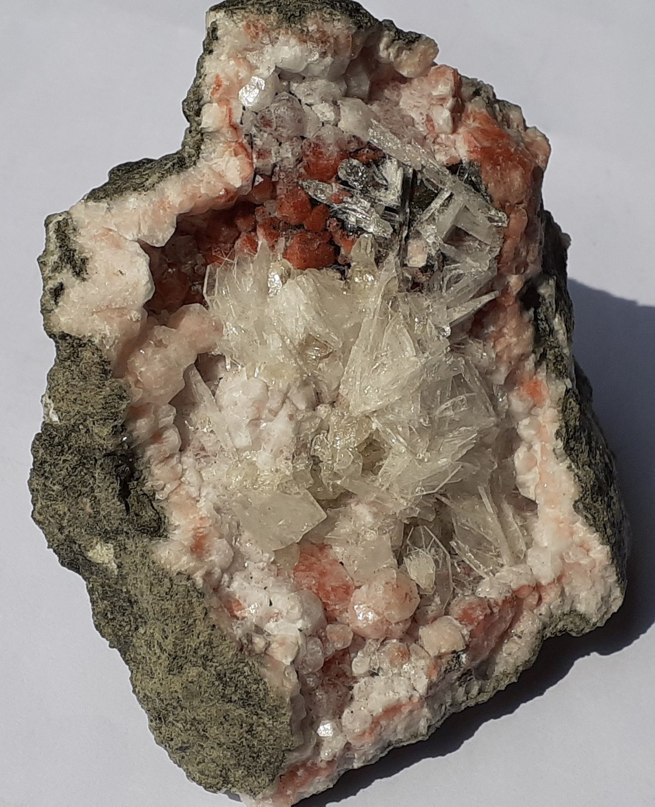 Analcime, 'Apophyllite', Datolite, Calcite
8 x 7 cm
(Autor: Volkmar Stingl)