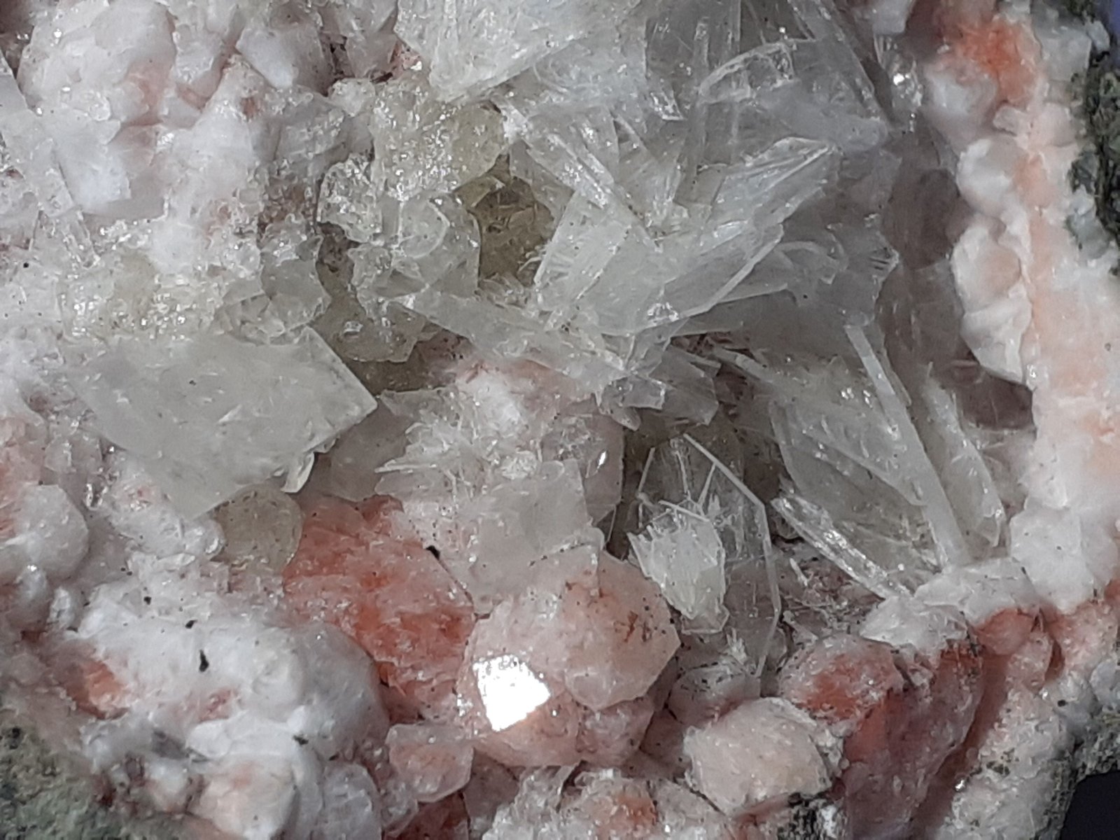 Analcime, 'Apophyllite', Datolite, Calcite
8 x 7 cm
(Autor: Volkmar Stingl)