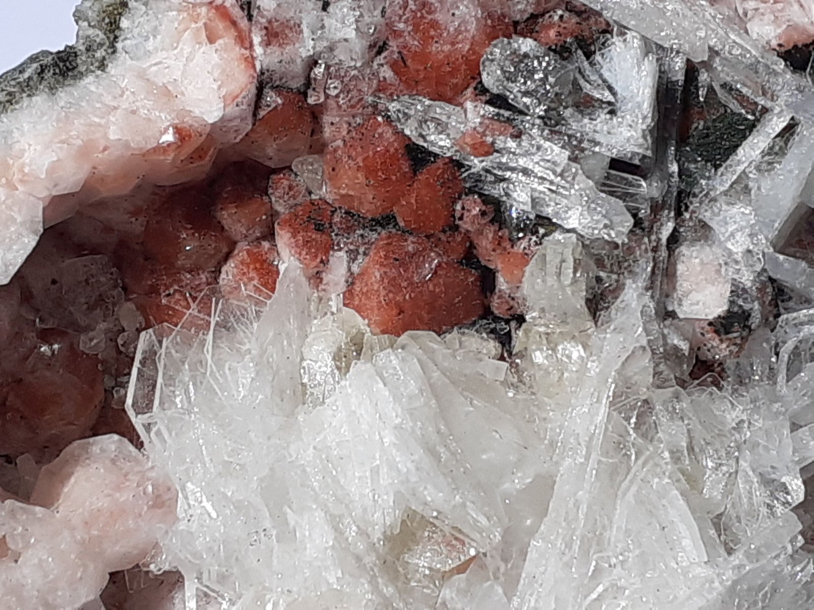 Analcime, 'Apophyllite', Datolite, Calcite
8 x 7 cm
(Autor: Volkmar Stingl)