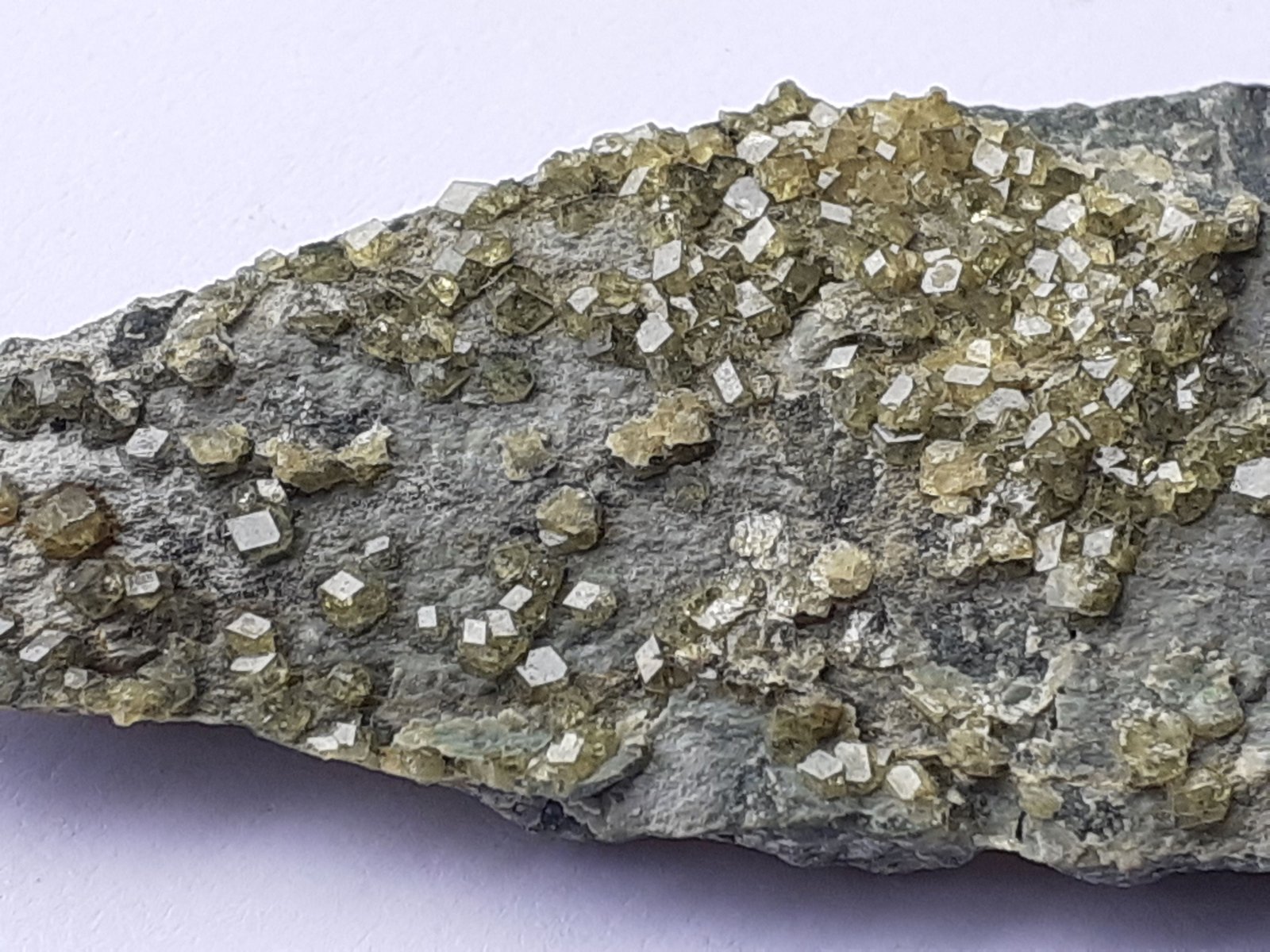 Andradite (variety Demantoide)
5 x 2,5 cm
(Autor: Volkmar Stingl)
