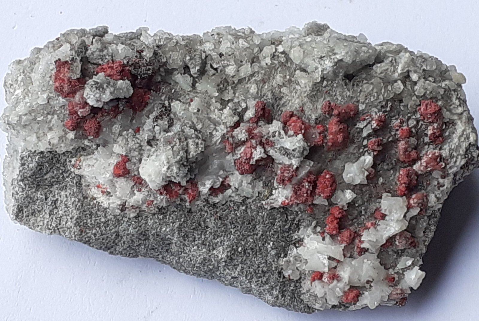 Cinnabar, Calcite
4 x 2,5 cm
(Autor: Volkmar Stingl)