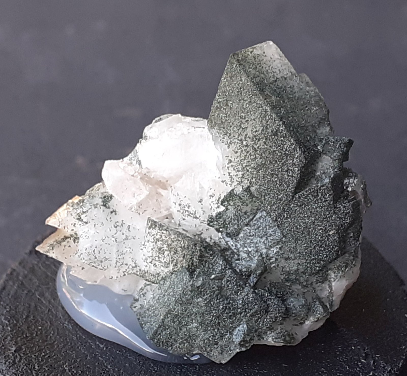 Orthoclase (variety Adularia), Chlorite group
2 x 2 cm
(Autor: Volkmar Stingl)