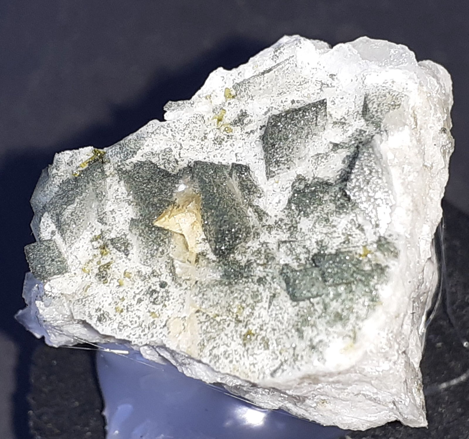 Orthoclase (variety Adularia), Chlorite group, Titanite
2 x 1,5 cm
(Autor: Volkmar Stingl)