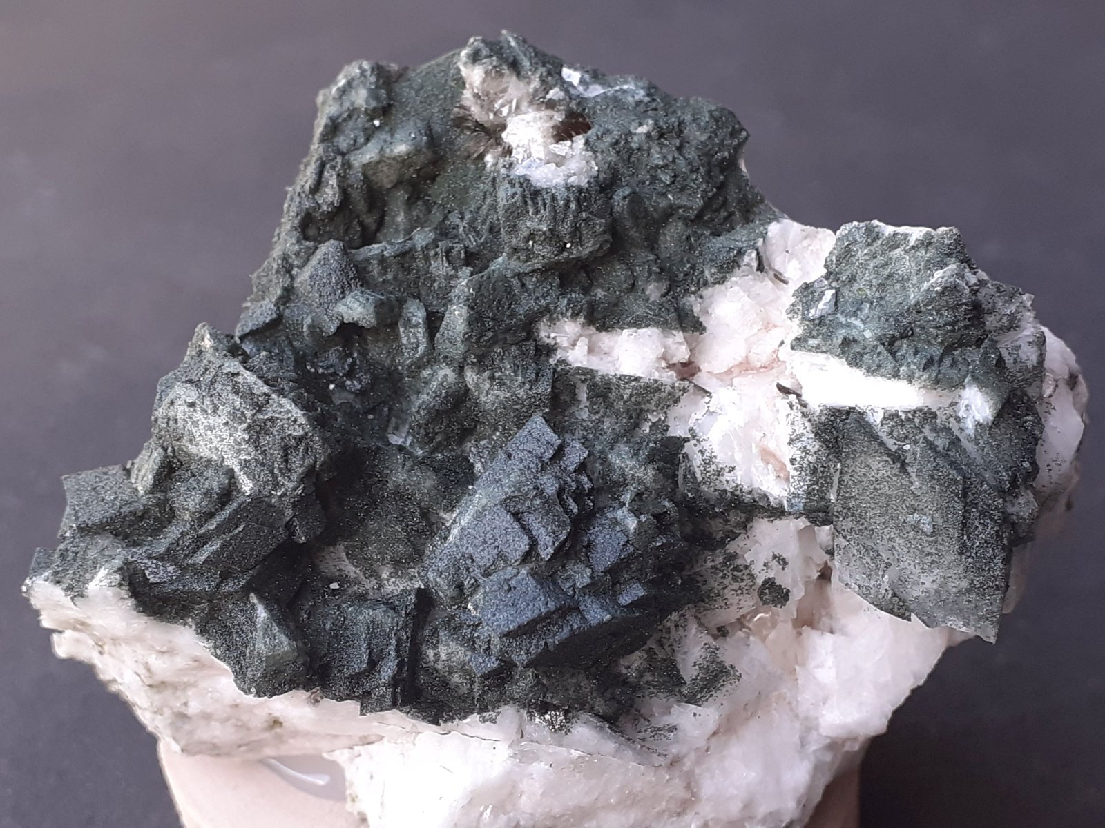 Orthoclase (variety Adularia), Chlorite group
5,5 x 4 cm
(Autor: Volkmar Stingl)