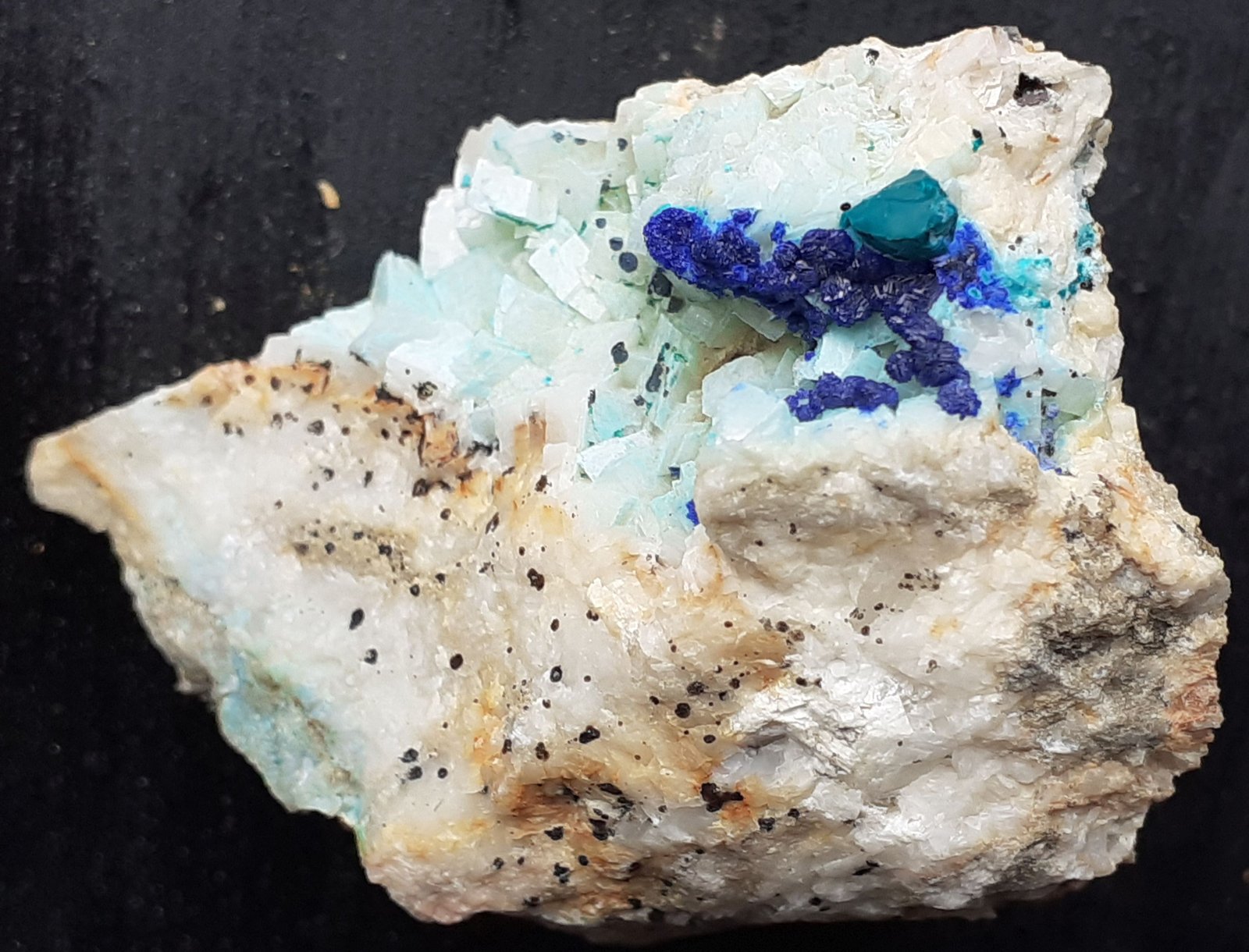 Azurite, Malachite, Dolomite
3 x 3 cm
(Autor: Volkmar Stingl)