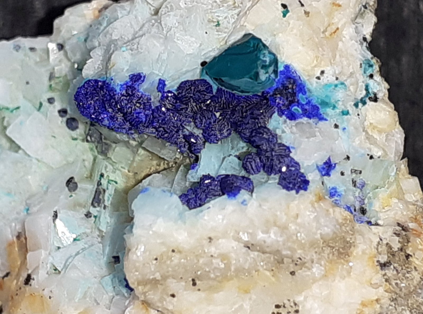 Azurite, Malachite, Dolomite
3 x 3 cm
(Autor: Volkmar Stingl)